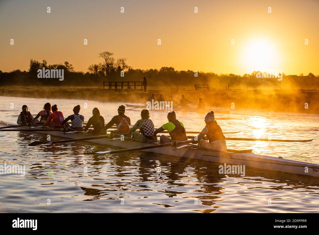 La foto del 4 novembre mostra i vogatori sul fiume Cam a Cambridge all'alba che fanno il massimo del bel tempo l'ultimo giorno possono uscire sul fiume prima di blocco il Giovedi. I vogatori hanno fatto il massimo della mattina soleggiata per godersi un ultimo giorno sul fiume prima di bloccare domani (Thurs). Gli equipaggi si sono allenati sul fiume Cam nella città universitaria di Cambridge all'alba di questa mattina. A partire da domani, l'esercizio all'aperto in Inghilterra sarà consentito solo con un'altra persona, con campi da golf, piscine all'aperto e campi da tennis, tutti costretti a chiudere quando il paese inizia una seconda nazione Foto Stock