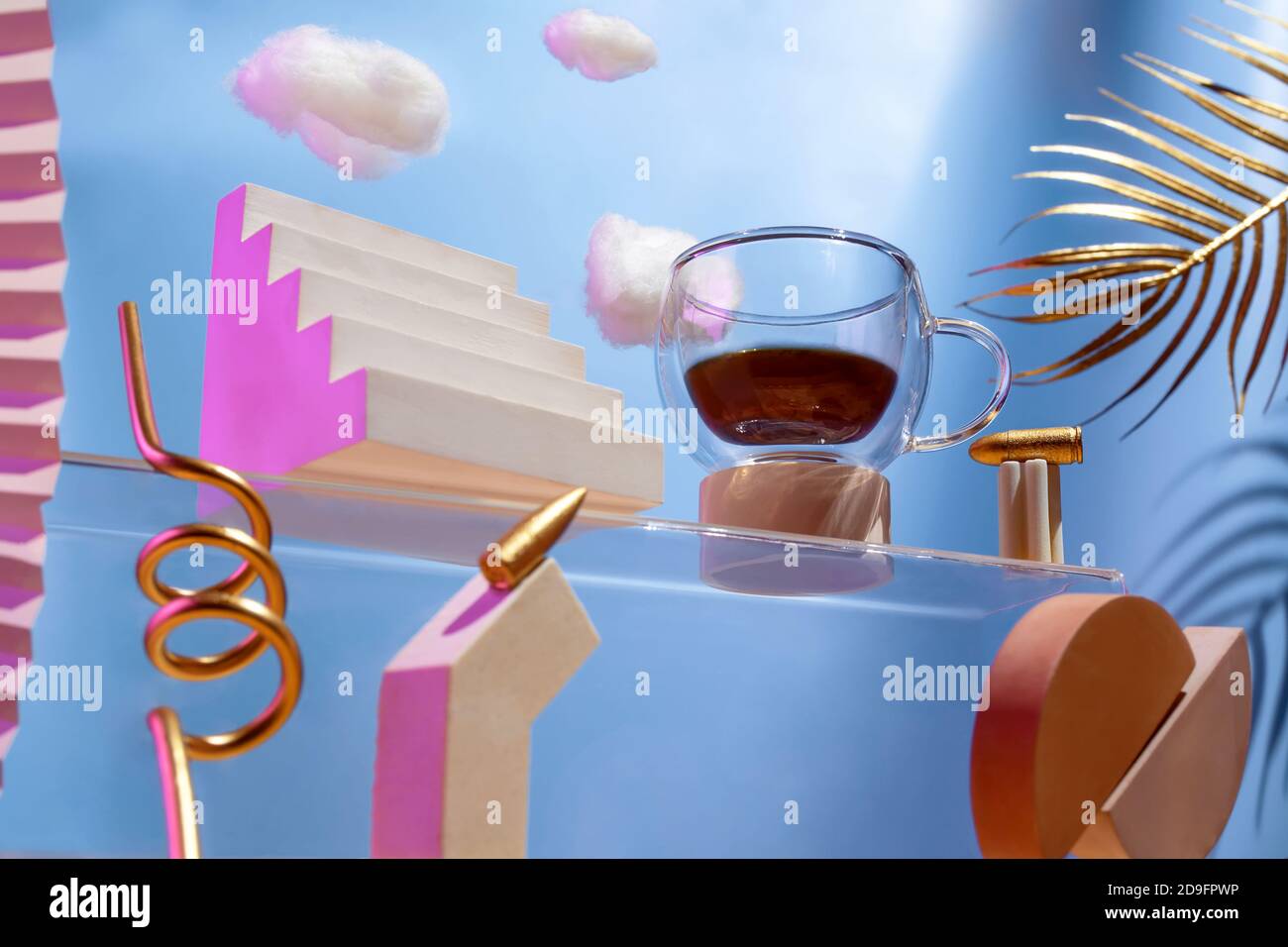 Composizione futuristica sul tema del caffè, varie figure, proiettili, nuvole sulle scale su sfondo blu, il concetto di carica energetica Foto Stock