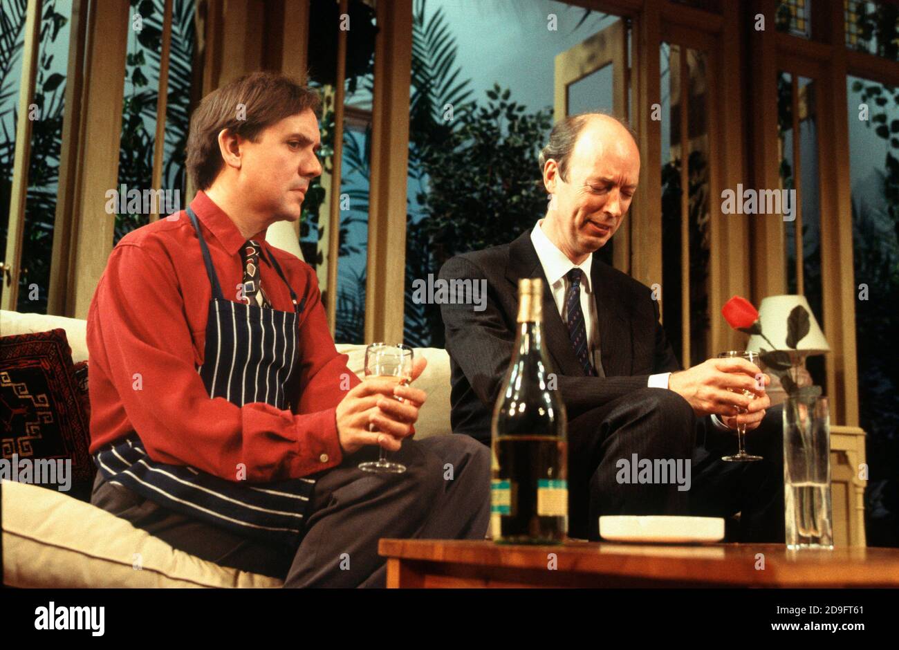 l-r: David ambra (Guy), Roger Frost (Bernie) nella MIA NOTTE CON REG di Kevin Elyot al Criterion Theatre, Londra SW1 21/11/1994 design: William Dudley illuminazione: Jon Linstrum regista: Roger Michell Foto Stock