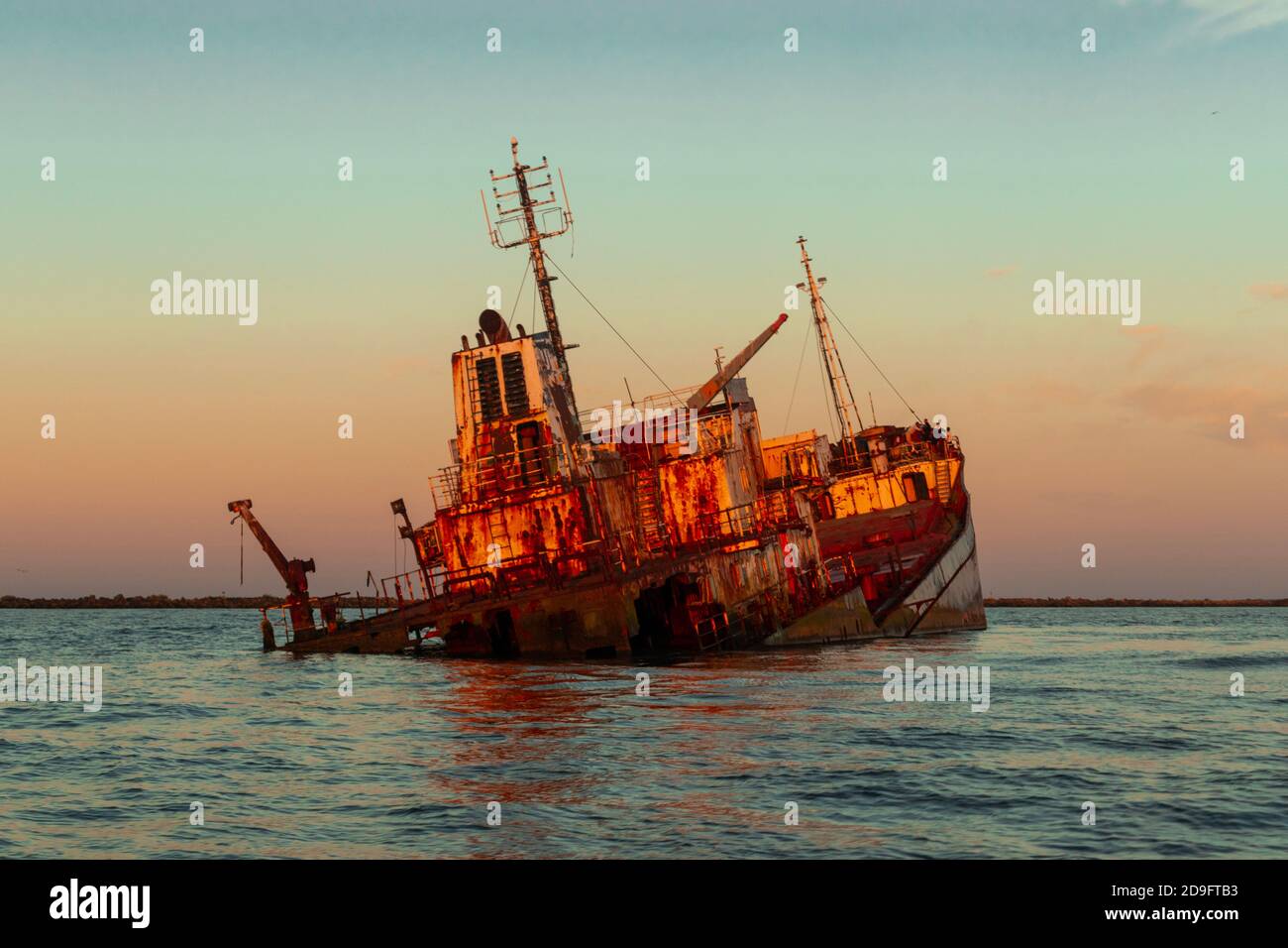 Vista della nave in barca a Sulina, Romania. Fotografia di un naufragio all'alba preso da una barca. Foto Stock