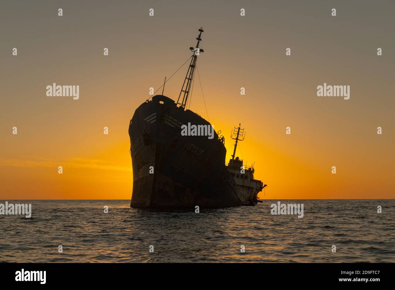 Vista della nave in barca a Sulina, Romania. Fotografia di un naufragio all'alba preso da una barca. Foto Stock