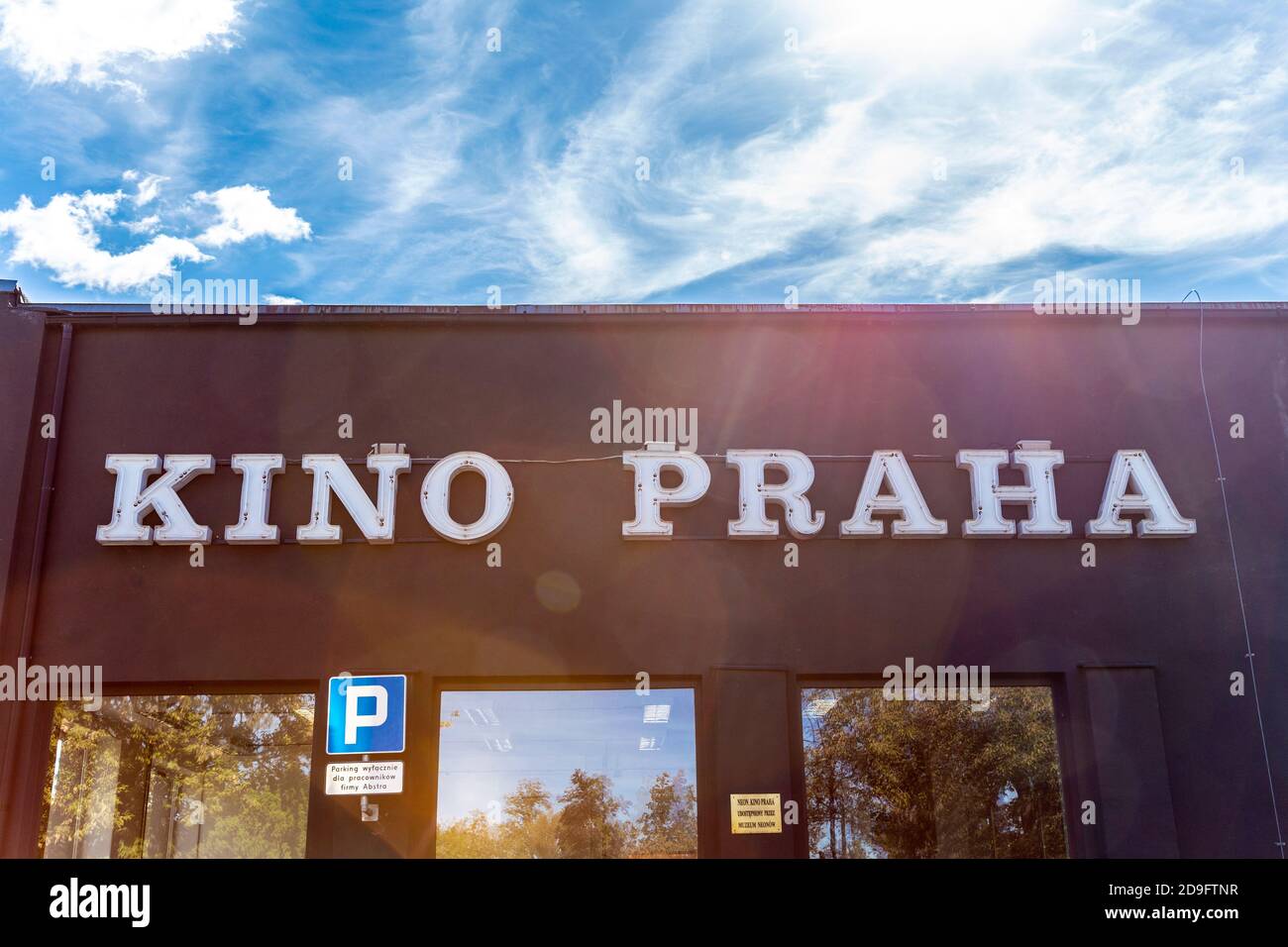 Grande cartello al neon Kino Praha 60s nella fabbrica Soho vicino al Museo Neon, quartiere Praga, Varsavia, Polonia Foto Stock