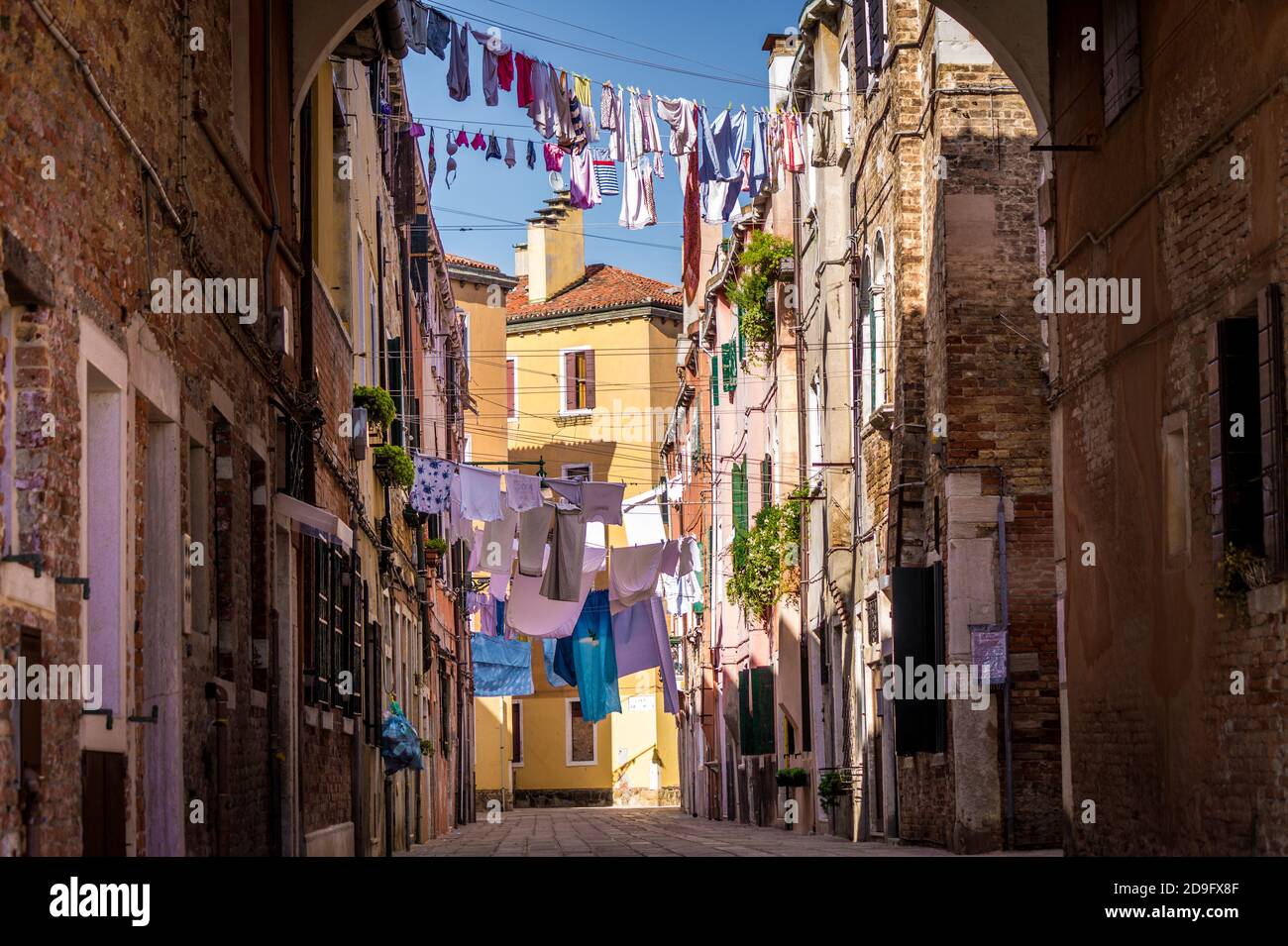 Strada laterale con lavanderia Foto Stock