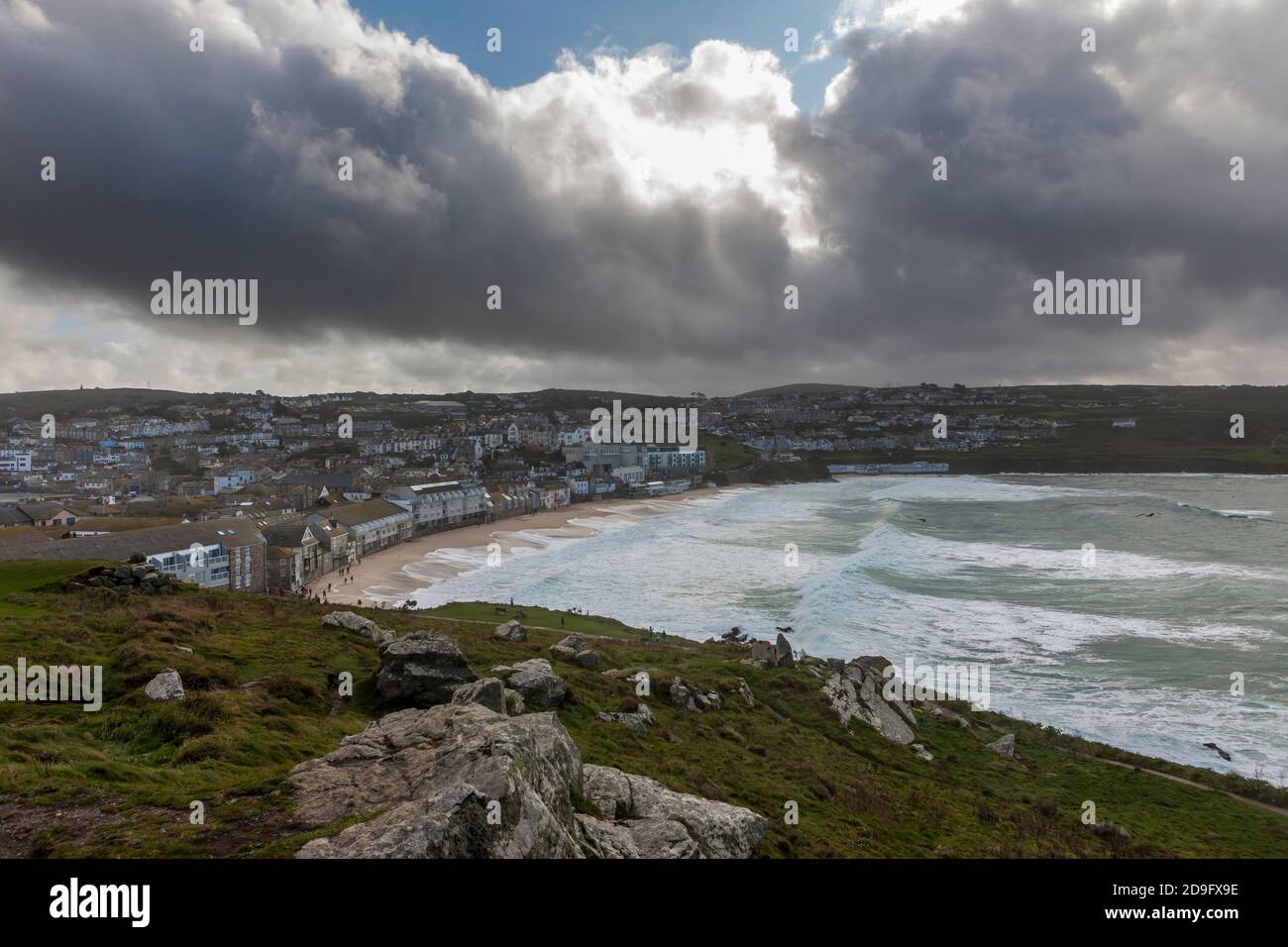 Mare mosso sulla spiaggia di Porthmeor, St. Ives, Cornovaglia, Regno Unito, da St Ives Head (aka l'isola) Foto Stock