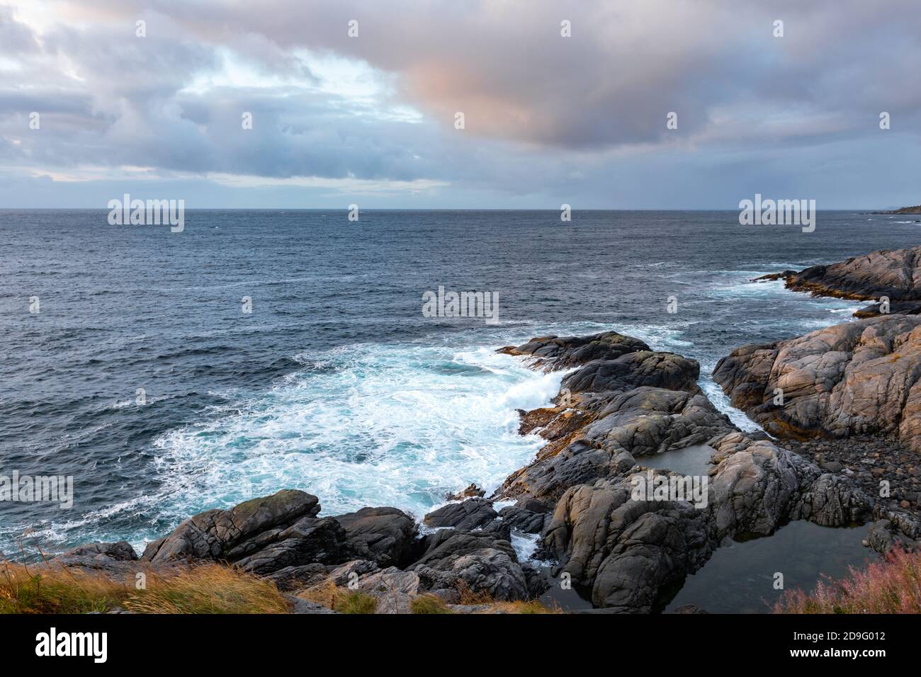 Costa marittima norvegese a Reine, Lofoten Norvegia Foto Stock