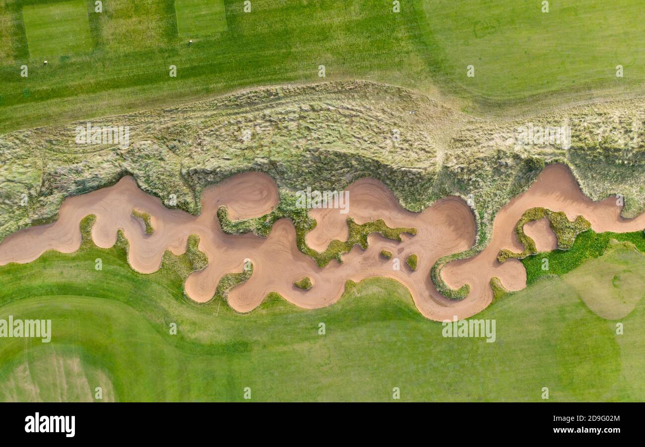 Vista aerea del bunker sul campo da golf Fidra Links presso l'Archerfield Links Golf Club a East Lothian, Scozia, Regno Unito Foto Stock