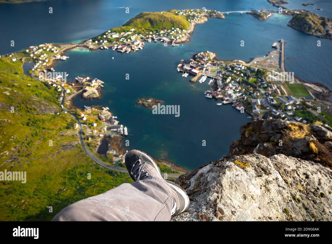 Cavalcando su una roccia sul panorama aereo dell'Isola di Lofoten, vista dal monte Reinebringen, Reine Norvegia Foto Stock