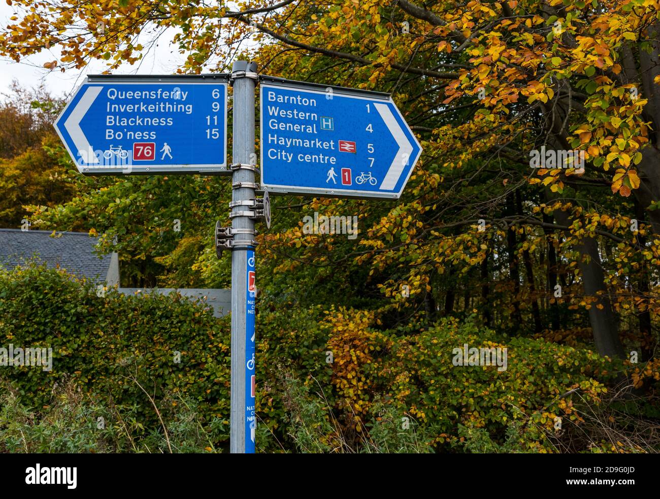 Cartello con indicazioni per escursioni a piedi e in bicicletta per le piste ciclabili 1 e 76 con alberi d'autunno, Edimburgo, Scozia, Regno Unito Foto Stock