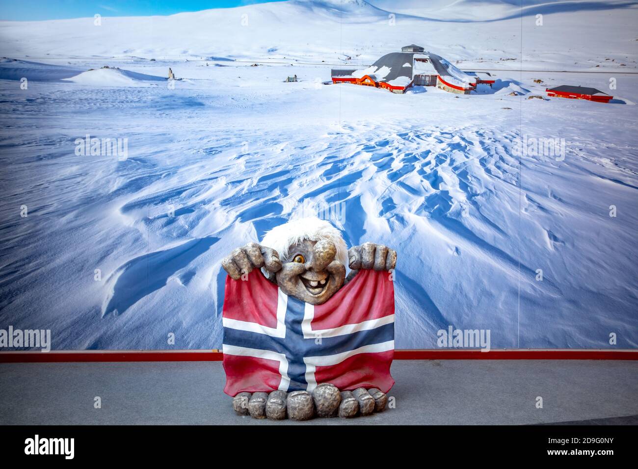 Troll che tiene la bandiera norvegese all'interno del centro del Circolo polare Artico O Polarsirkelen in Norvegia Foto Stock