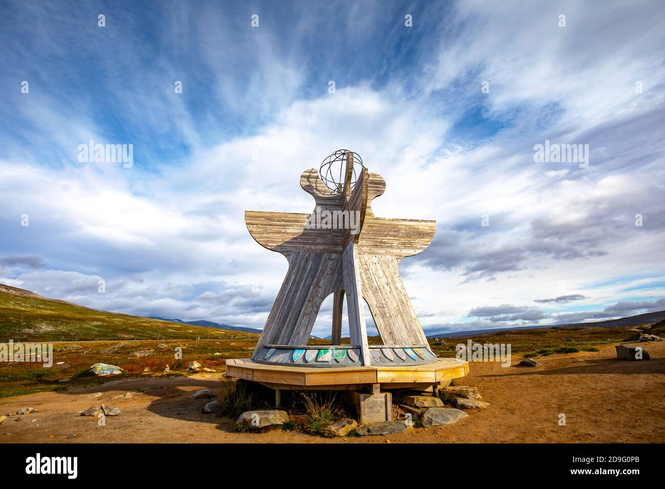 Il monumento del Circolo polare al centro del Circolo polare Artico o. Polarsirkelen in Norvegia Foto Stock