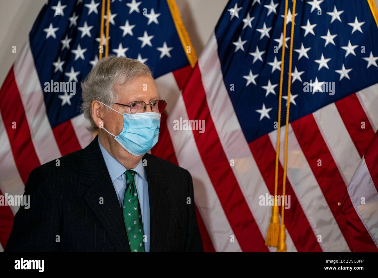 IL leader della maggioranza del Senato STATUNITENSE Mitch McConnell (R-KY) ascolta durante la sua conferenza stampa settimanale presso il Campidoglio degli Stati Uniti il 30 settembre 2020 a Washington, D.C.. Credit: Alex Edelman/The Photo Access Foto Stock