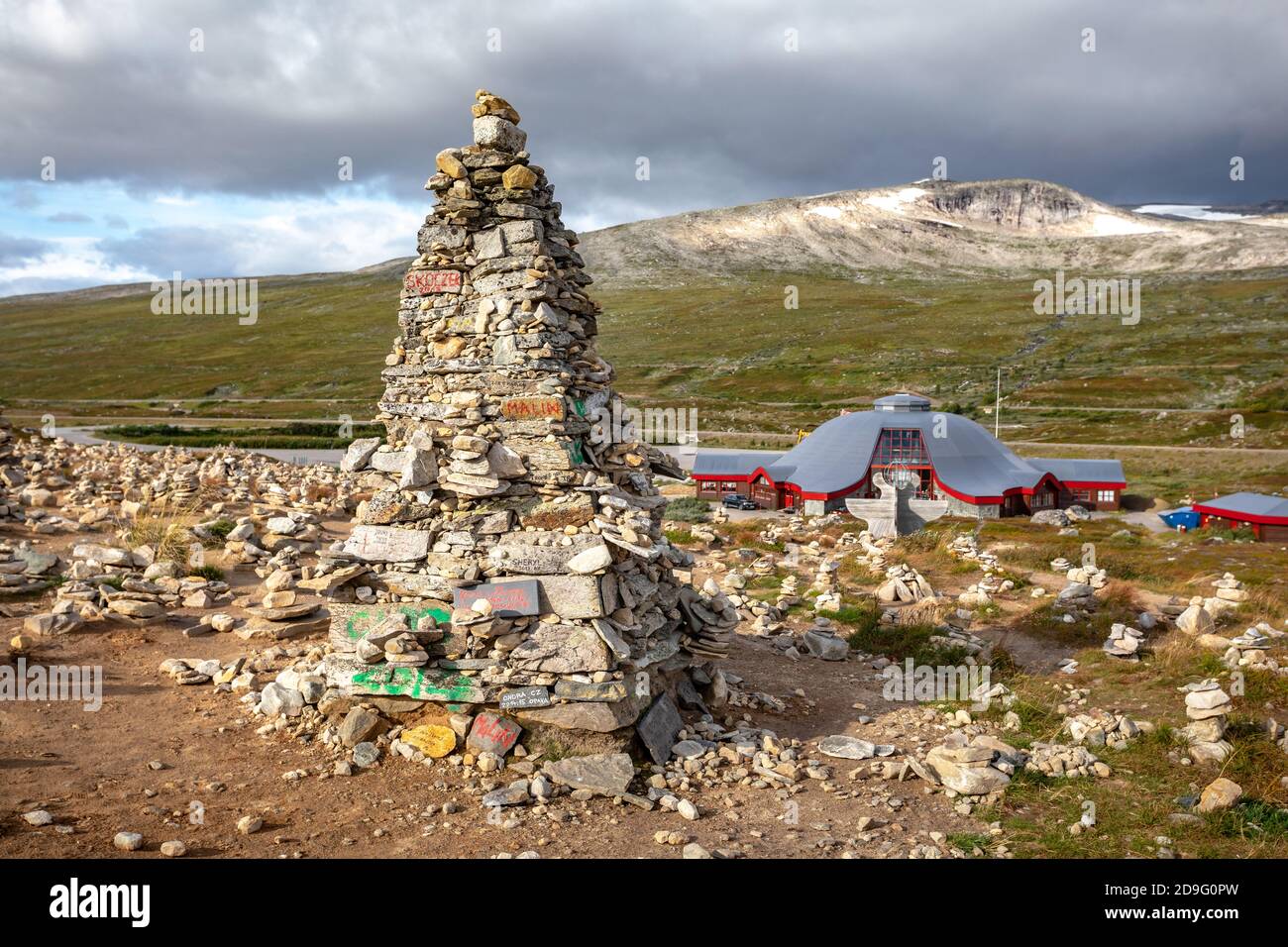 Pila di pietre al centro del Circolo polare Artico o Polarsirkelen In Norvegia Foto Stock