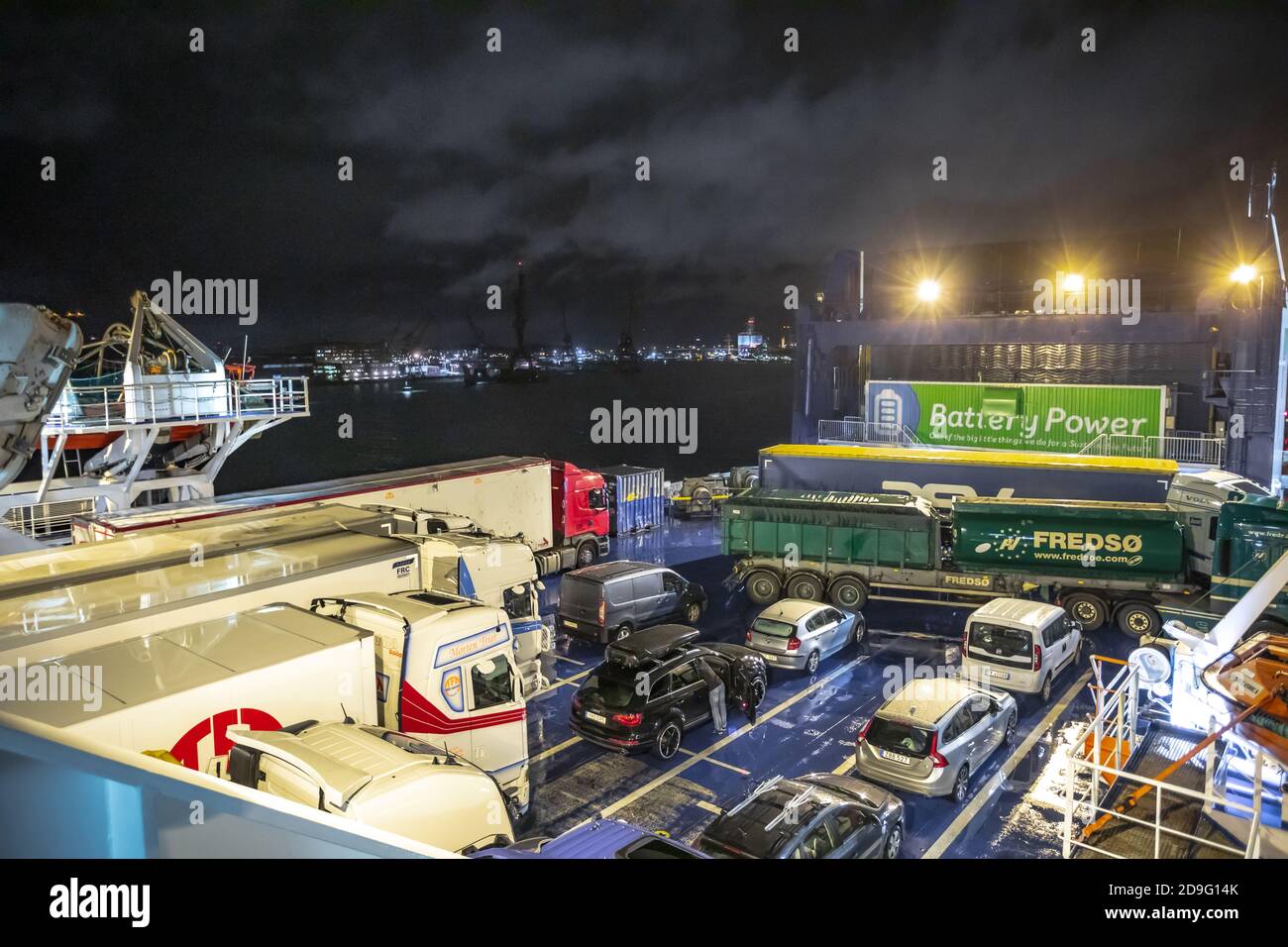 Ferry boat caricato con camion e auto di notte da Goteborg, Svezia a Frederikshavn, Danimarca Foto Stock