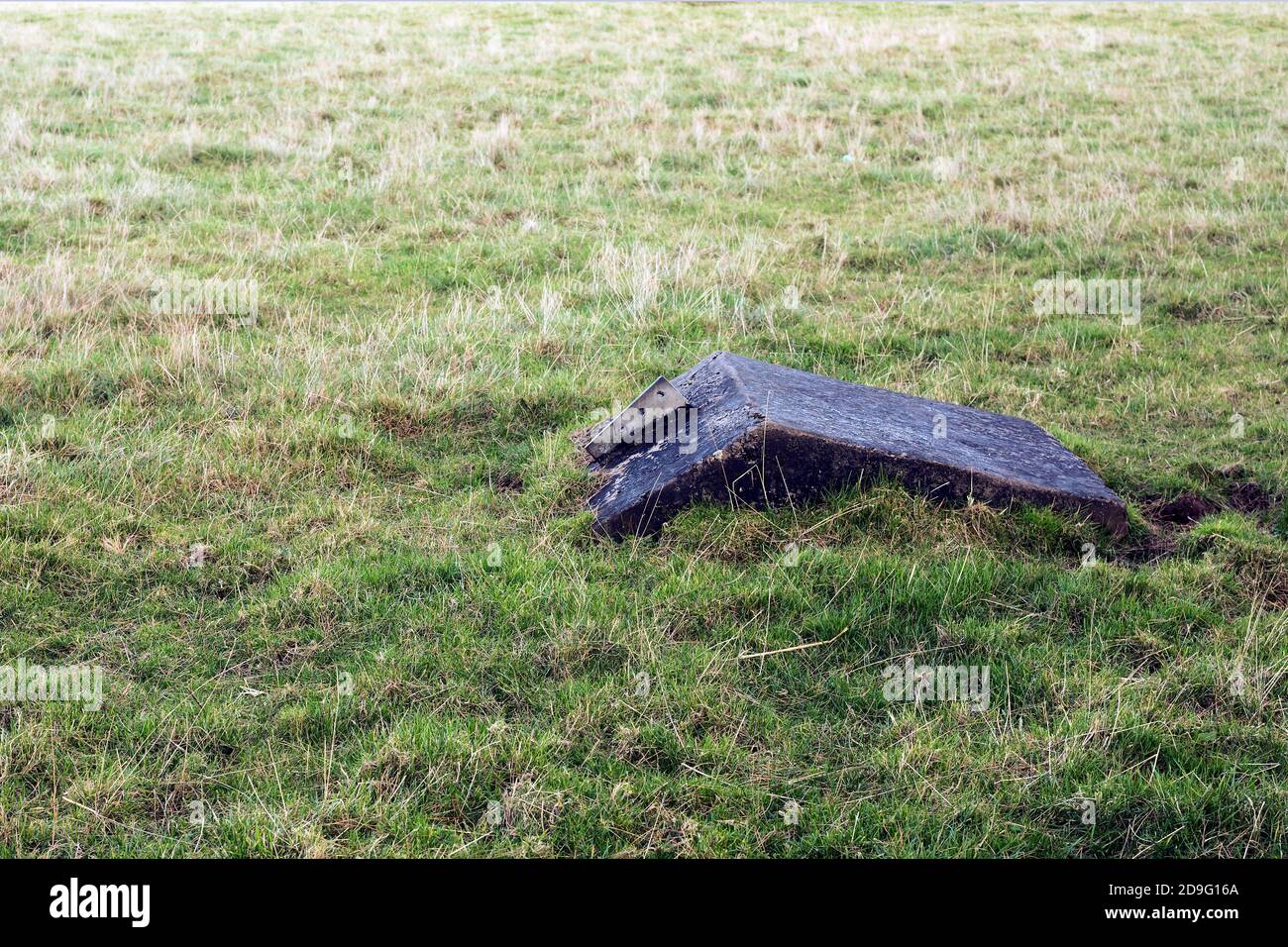 Immagine paesaggistica di calcestruzzo e metallo della seconda guerra mondiale ancoraggio radio situato nel campo vicino Stonehaven, Aberdeenshire, Scozia, Regno Unito Foto Stock