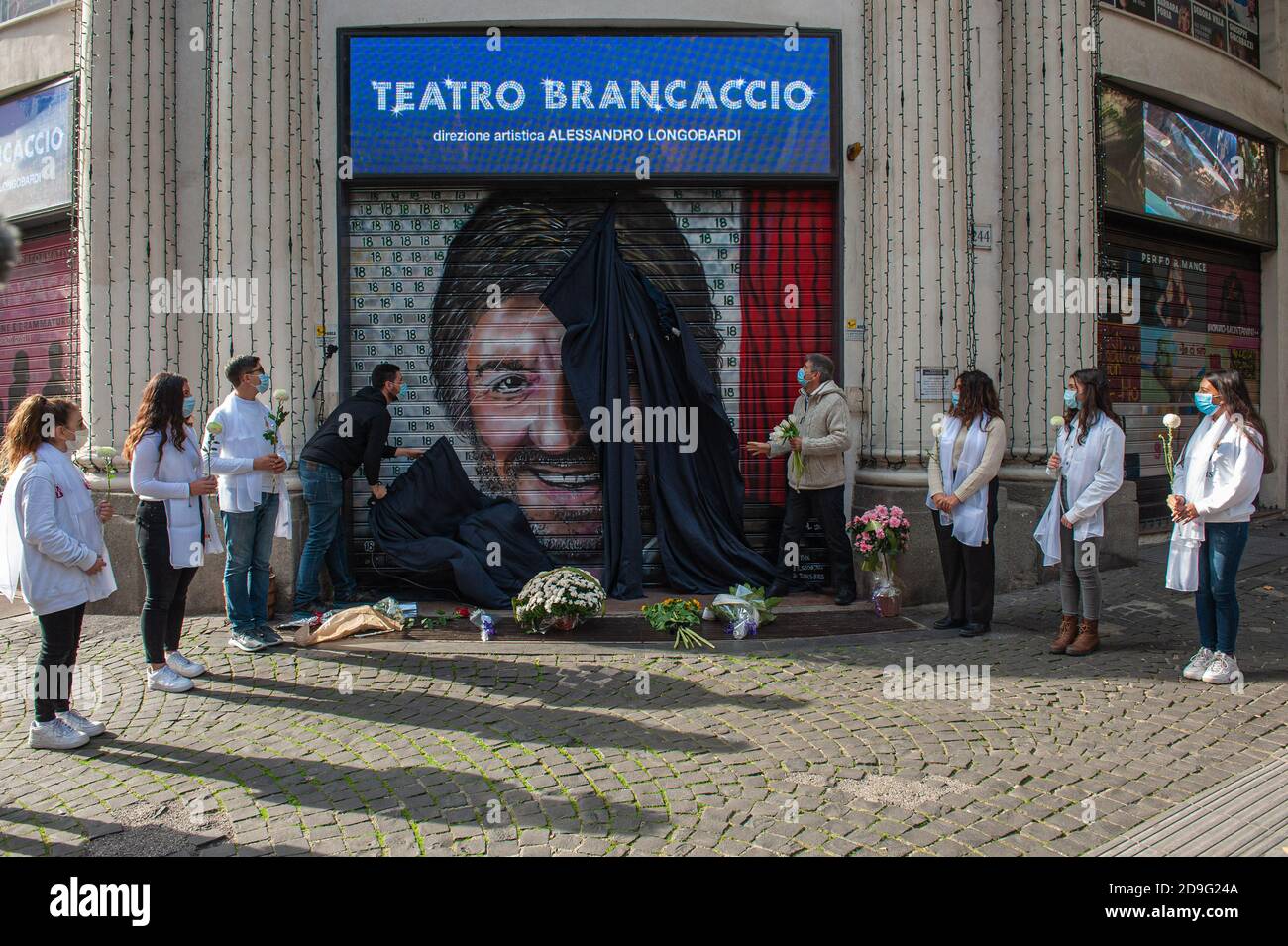 Roma, 05/11/2020: Apertura del murale sull'attore romano Gigi Proietti fuori dal Teatro Brancaccio, via Merulana. © Andrea Sabbadini Foto Stock