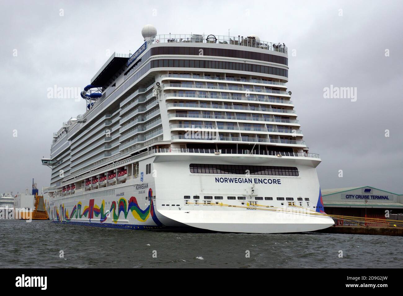 NORWEGIAN ENCORE ATTRACCATO A SOUTHAMPTON A CAUSA DEL COVID-19 Foto Stock