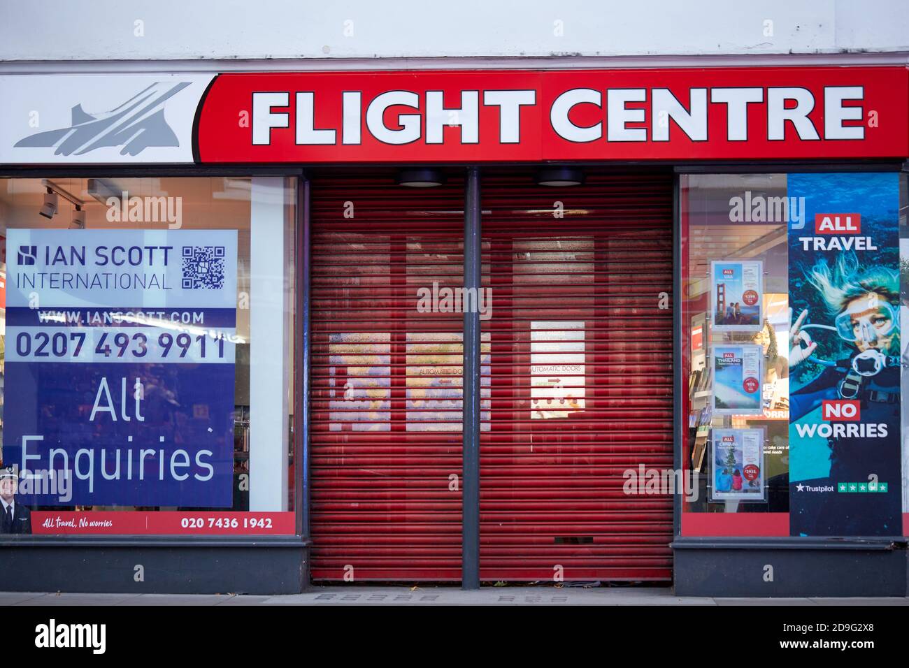 Londra, Regno Unito. - 4 Nov 2020: Un negozio Shuttered Flight Center su Oxford Street e l'annuncio per un nuovo inquilino. Dall'inizio della pandemia del coronavirus la compagnia di viaggi ha chiuso oltre 400 negozi in tutto il mondo. Foto Stock