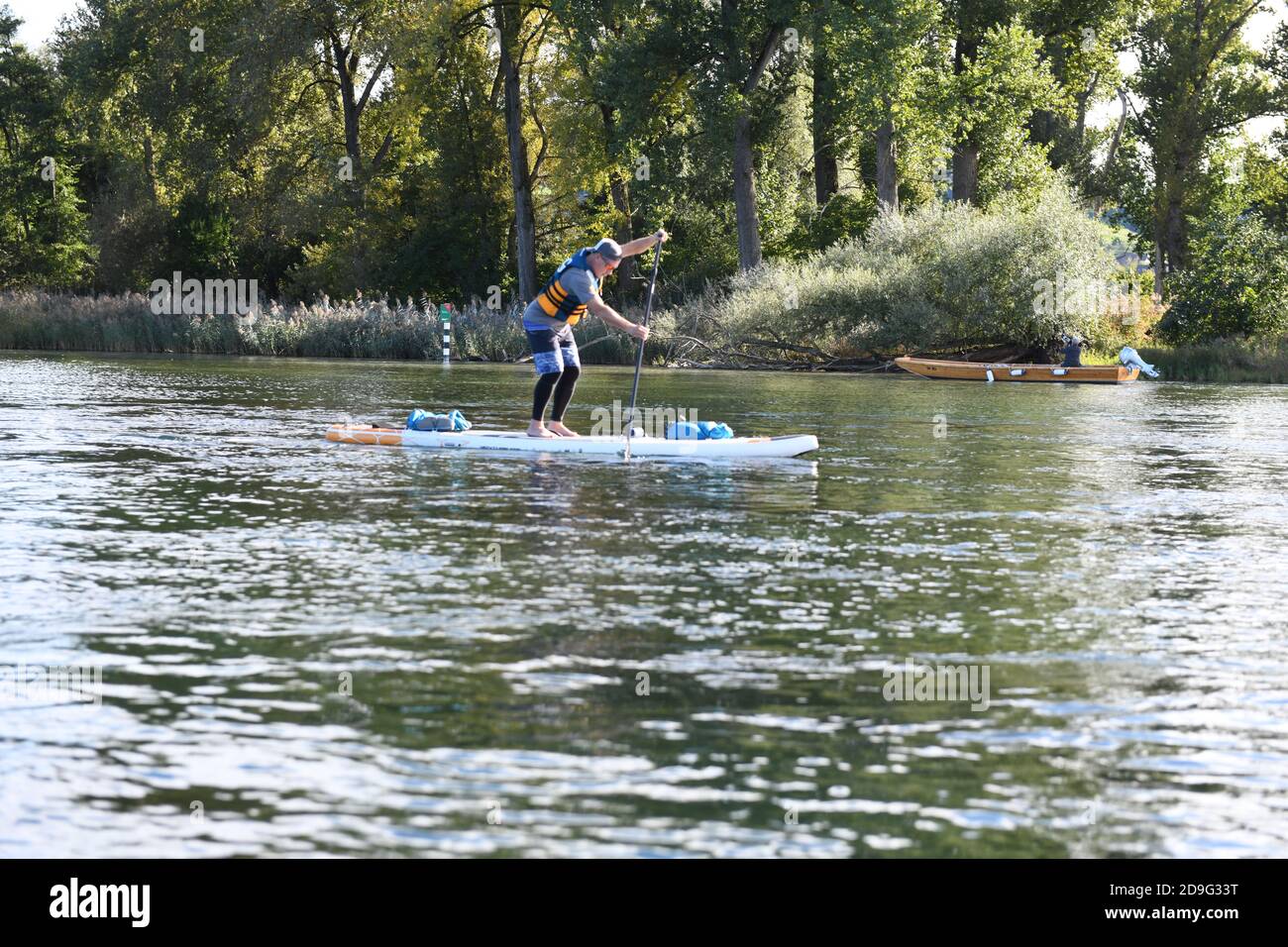 Uomo che paddling su un SUP lungo il fiume Reno in Svizzera Foto Stock Uomo che paddling su un SUP lungo il fiume Reno in Svizzera Foto Stock
