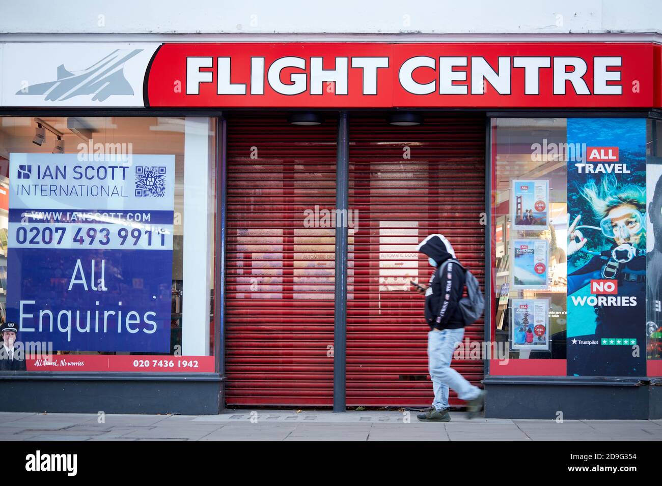 Londra, Regno Unito. - 4 Nov 2020: Un negozio Shuttered Flight Center su Oxford Street e l'annuncio per un nuovo inquilino. Dall'inizio della pandemia del coronavirus la compagnia di viaggi ha chiuso oltre 400 negozi in tutto il mondo. Foto Stock