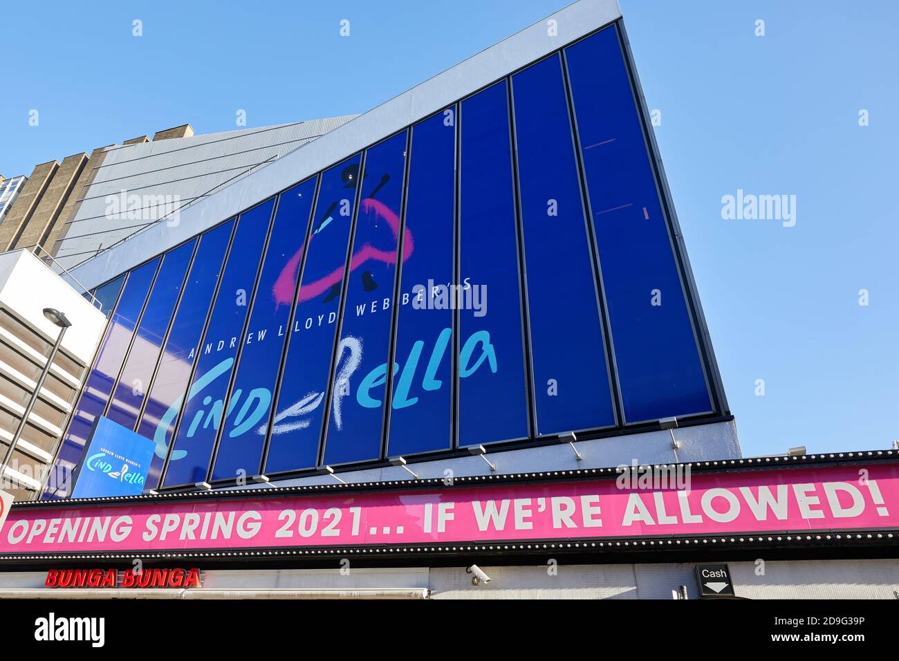 Londra, Regno Unito. – 4 novembre 2020: L’esterno del Gillian Lynne Theatre di Covent Garden pubblicizzando il nuovo musical Cinderella di Andrew Lloyd Webber, la cui prima è stata ritardata fino alla primavera del 2021. Foto Stock