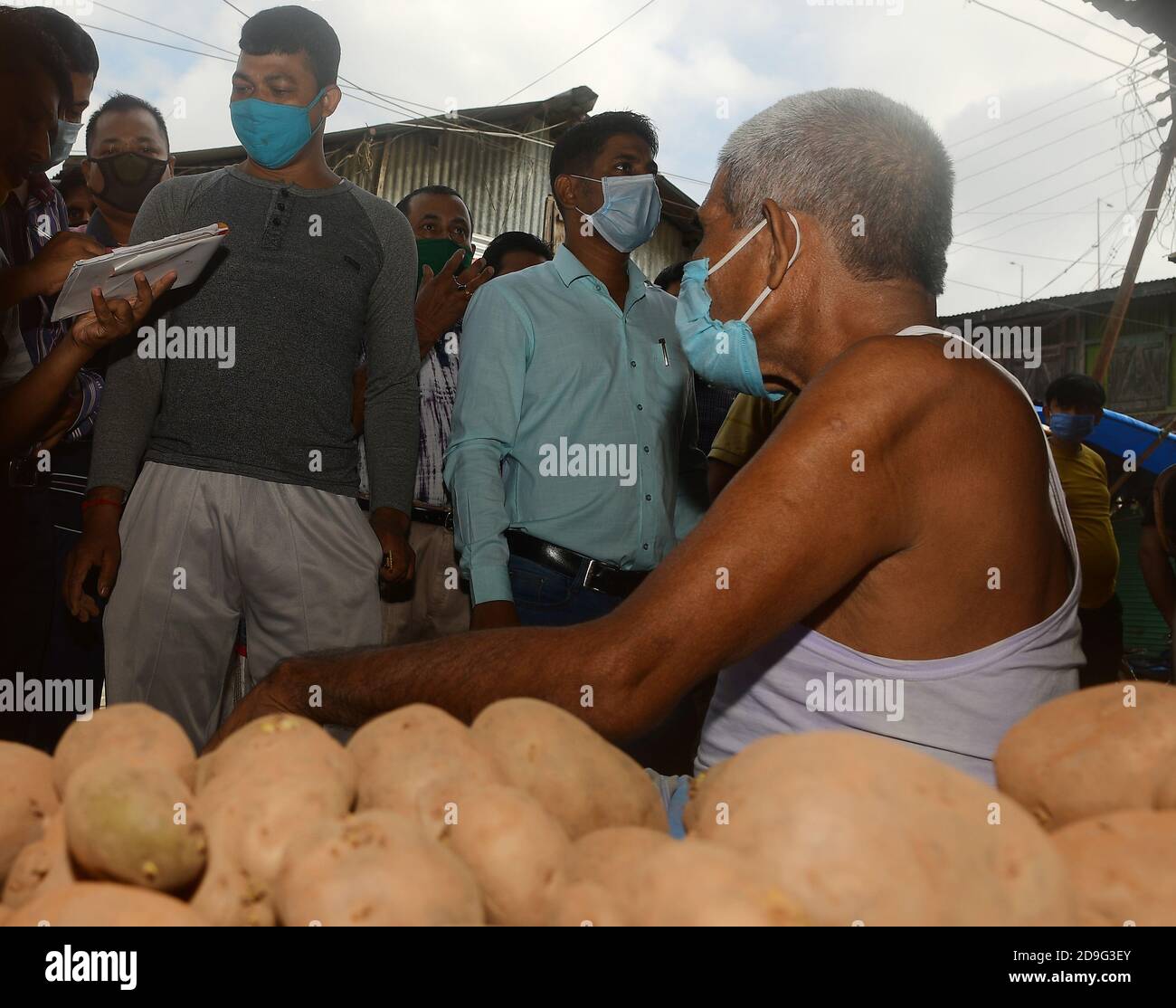I funzionari del governo sono in corso di raid e di controllo anormali aumenti dei prezzi su frutta e verdura. Agartala, Tripura, India. Foto Stock