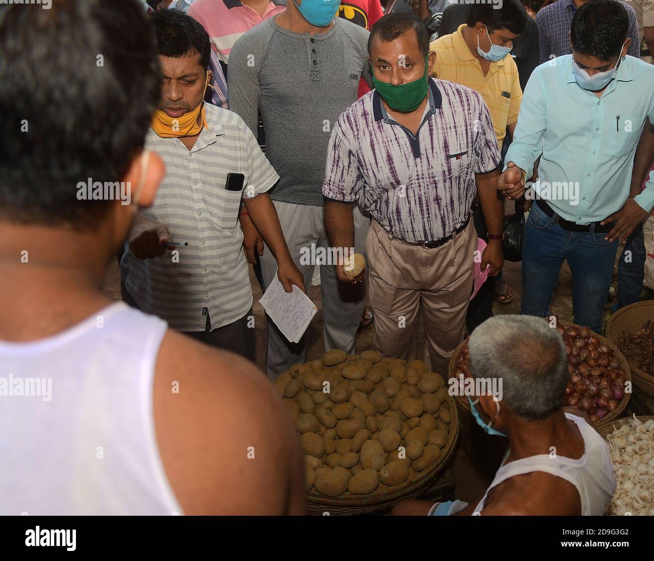 I funzionari del governo sono in corso di raid e di controllo anormali aumenti dei prezzi su frutta e verdura. Agartala, Tripura, India. Foto Stock