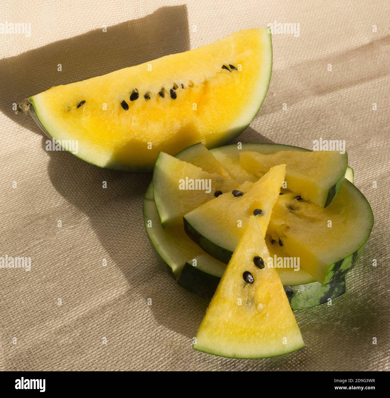 Cocomero giallo con fette e spicchi per la dieta di cocomero Foto Stock