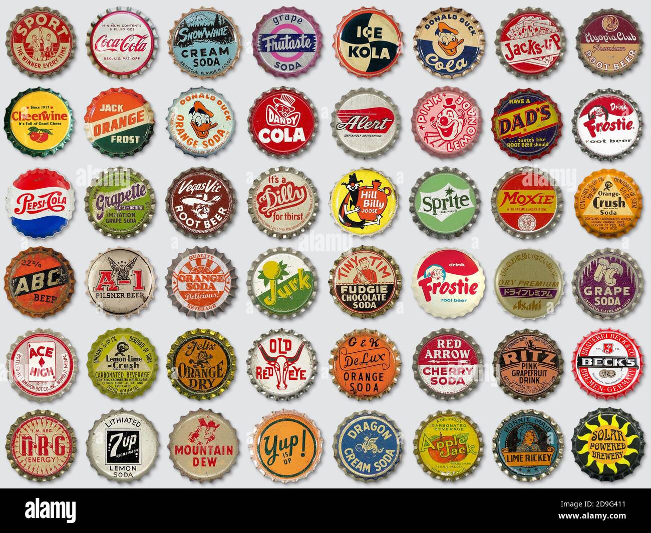 Collezione di vecchie berrette di bibite e birra d'epoca usate su sfondo grigio Foto Stock