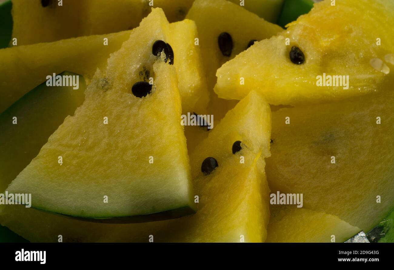 Cocomero giallo con fette e spicchi per la dieta di cocomero Foto Stock