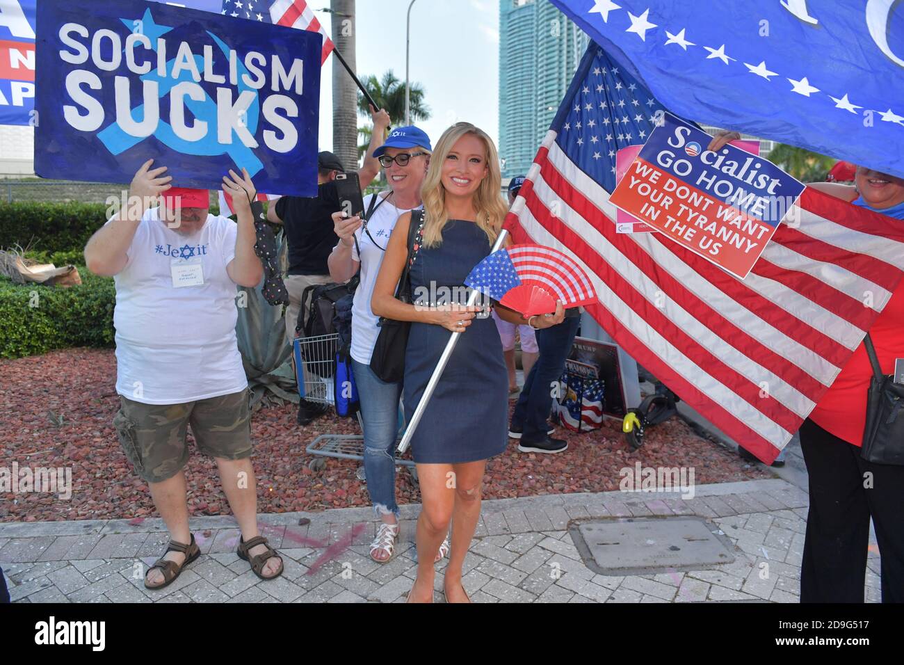 MIAMI, FLORIDA - GIUGNO 26: (COPERTURA ESCLUSIVA) il Presidente Trums ha recentemente nominato il Segretario della Casa Bianca, Kayleigh McEnany, si unisce ai manifestanti esterni prima del primo dibattito presidenziale democratico del 2020, inclusi i funzionari di polizia di New York che stanno protestando contro Bill de Blasio, sindaco di New York. Un campo di 20 candidati democratici alla presidenza è stato suddiviso in due gruppi di 10 per il primo dibattito delle elezioni del 2020, che si è svolto per due notti presso la sala concerti Knight del Centro Adrienne Arsht per le arti dello spettacolo della contea di Miami-Dade il 26 giugno 2019 a Miami, Gente della Florida: Kayleigh McEna Foto Stock