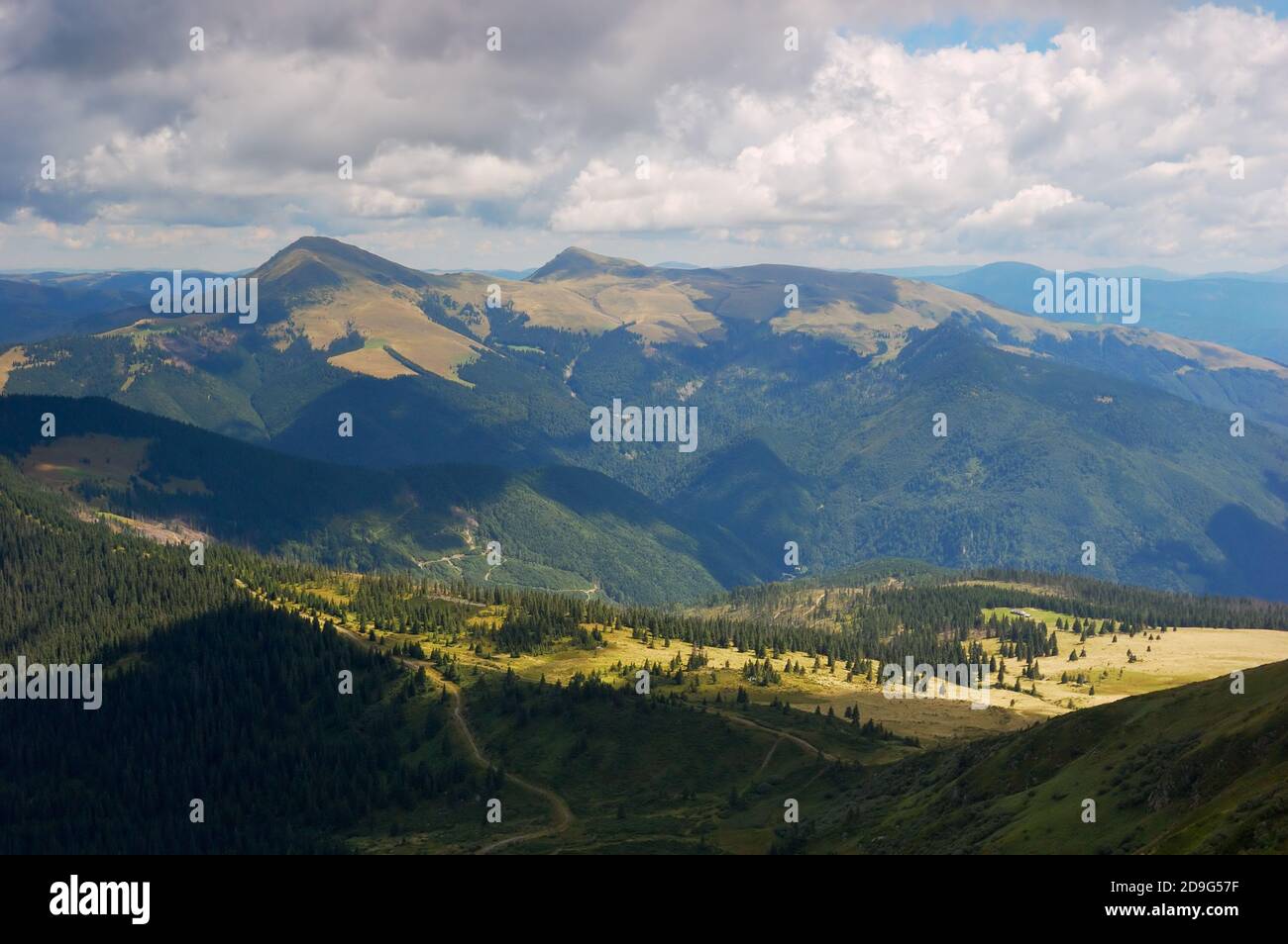Paesaggio montano estivo con cielo nuvoloso Foto Stock
