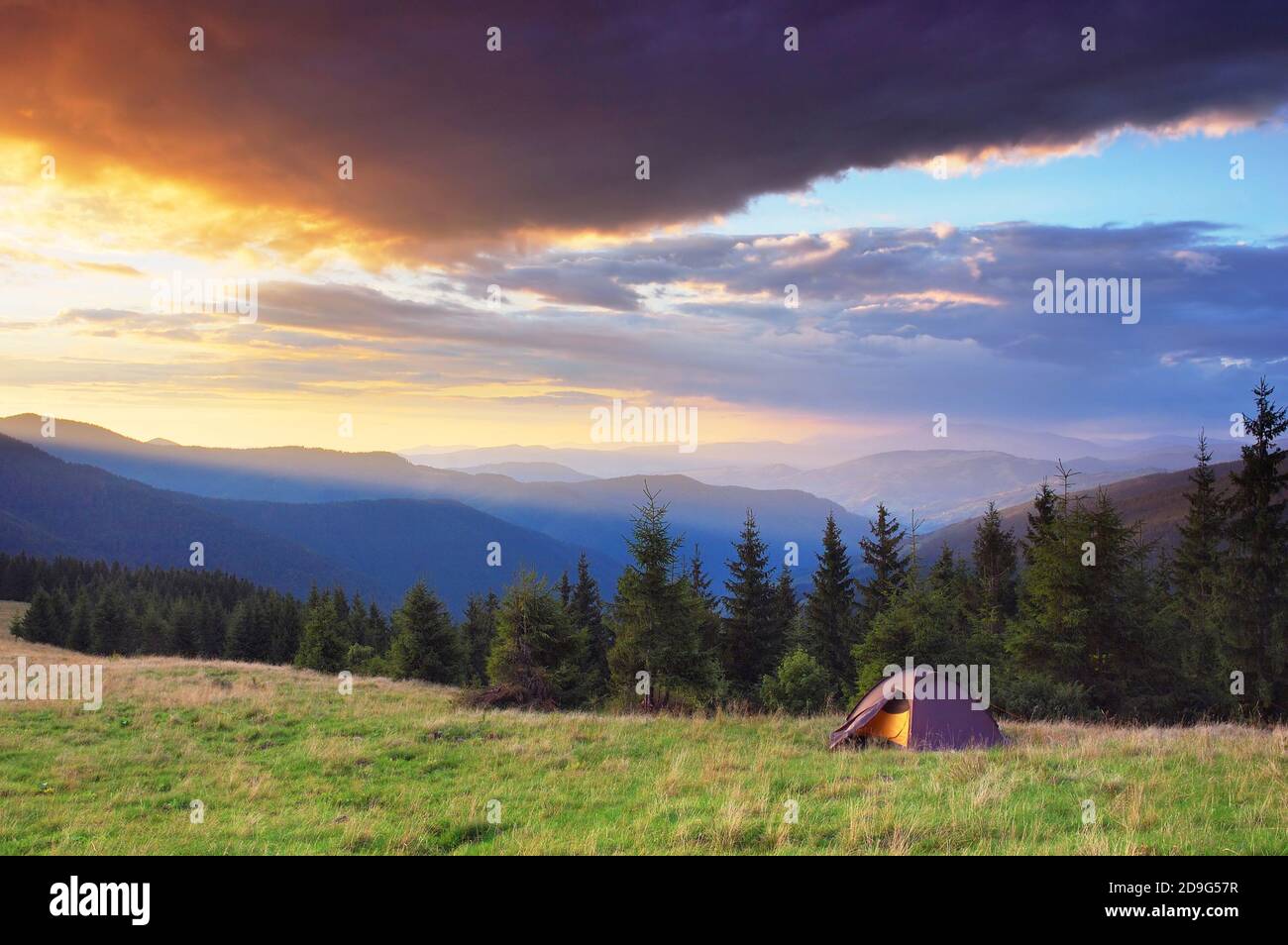 Paesaggio serale con bellissimo cielo e tenda turistica nel montagne Foto Stock