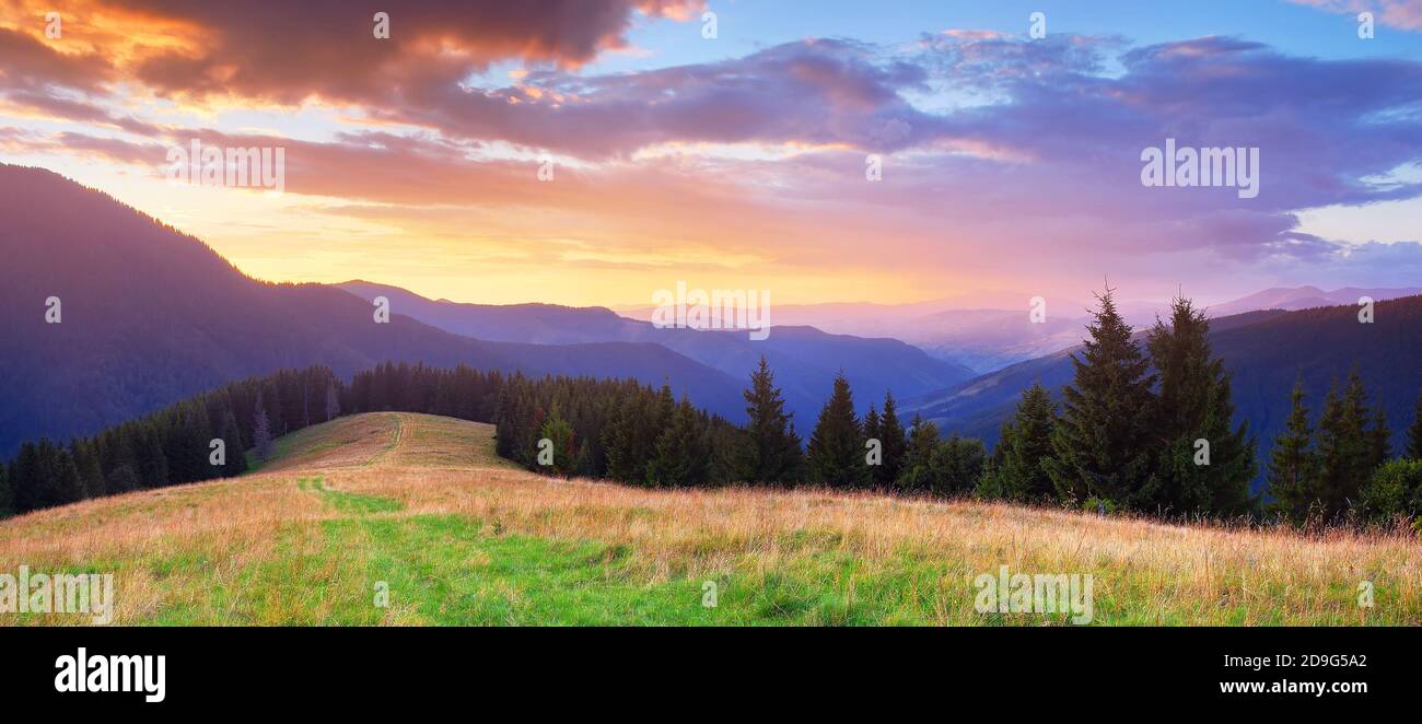 Serata con una splendida vista del tramonto nella montagne Foto Stock