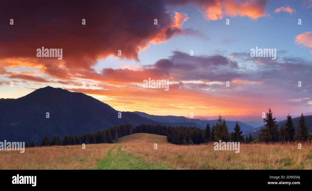 Panorama delle montagne con un tramonto molto bello Foto Stock