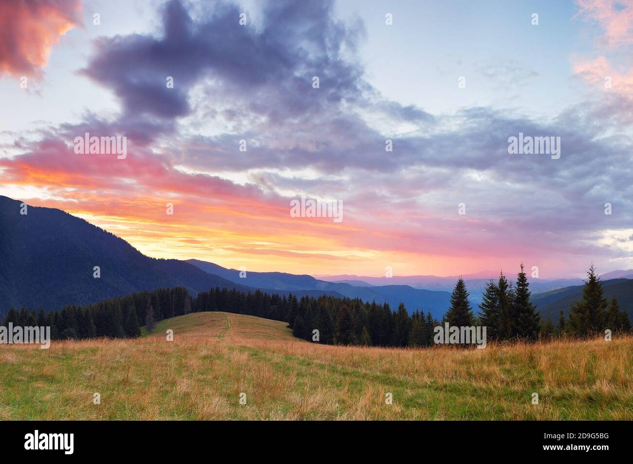 Bellissimo cielo al tramonto in montagna. Paesaggio serale Foto Stock