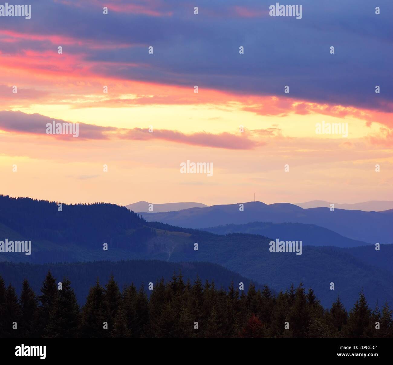 Splendido tramonto in montagna Foto Stock