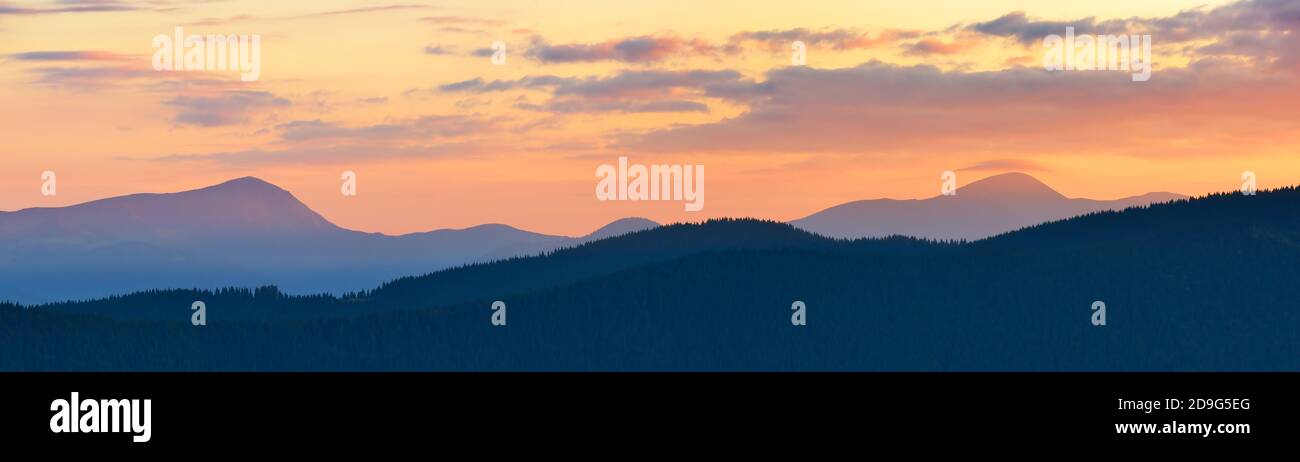 Paesaggio serale. Tramonto panorama di montagne con un cielo colorato. Carpazi, Ucraina Foto Stock