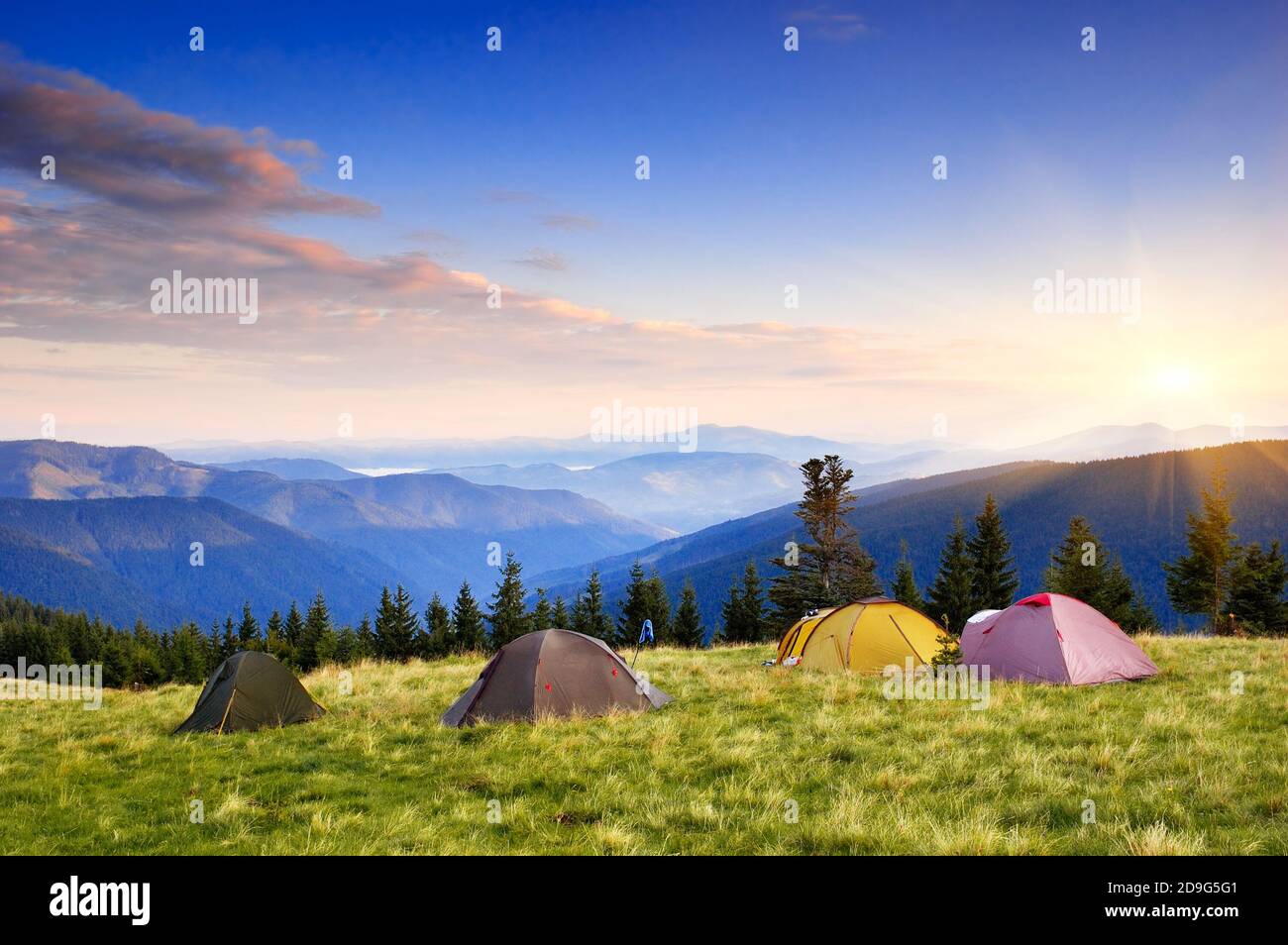 Mattina paesaggio con campeggio in montagna Foto Stock