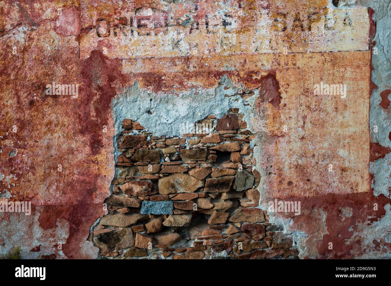 Grunge muro di mattoni con spazio per il testo. Vecchia casa abbandonata con vecchio soffitto in gesso sbriciolato. Foto Stock