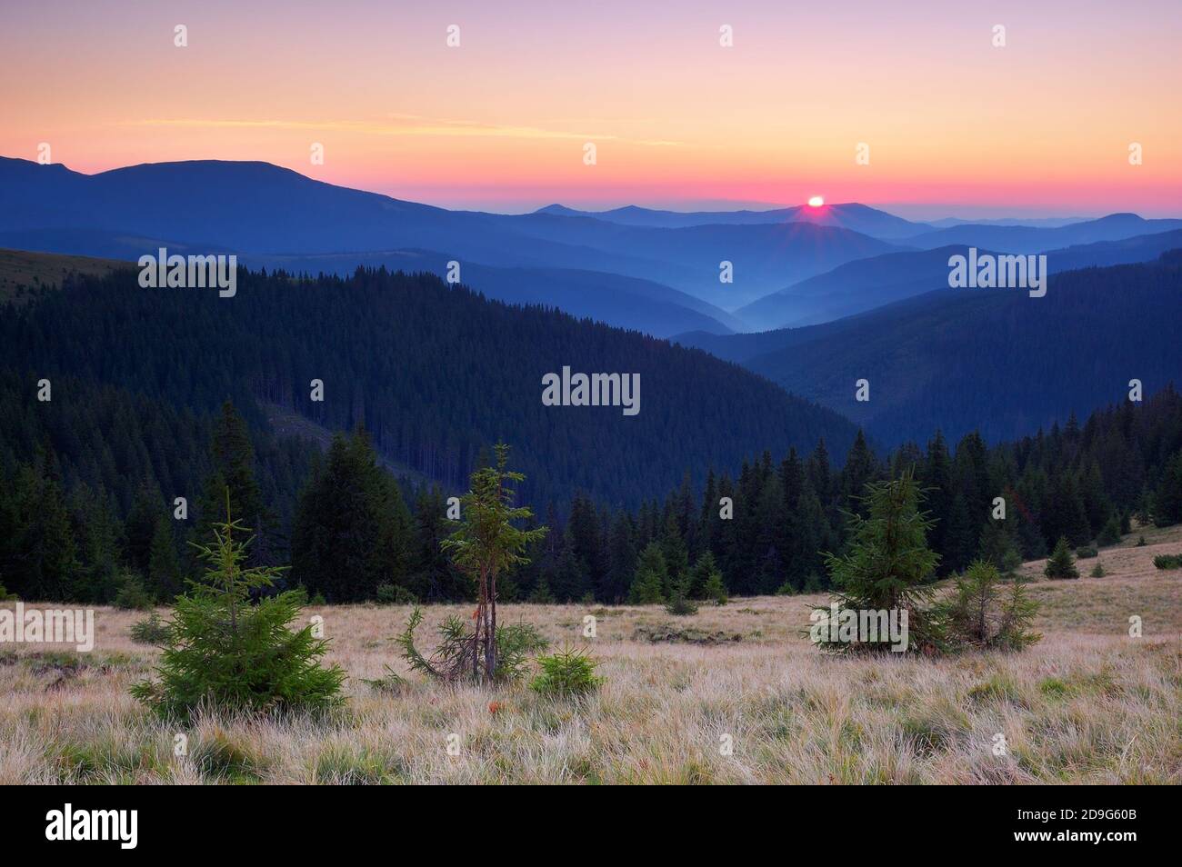 Paesaggio all'alba in montagna Foto Stock