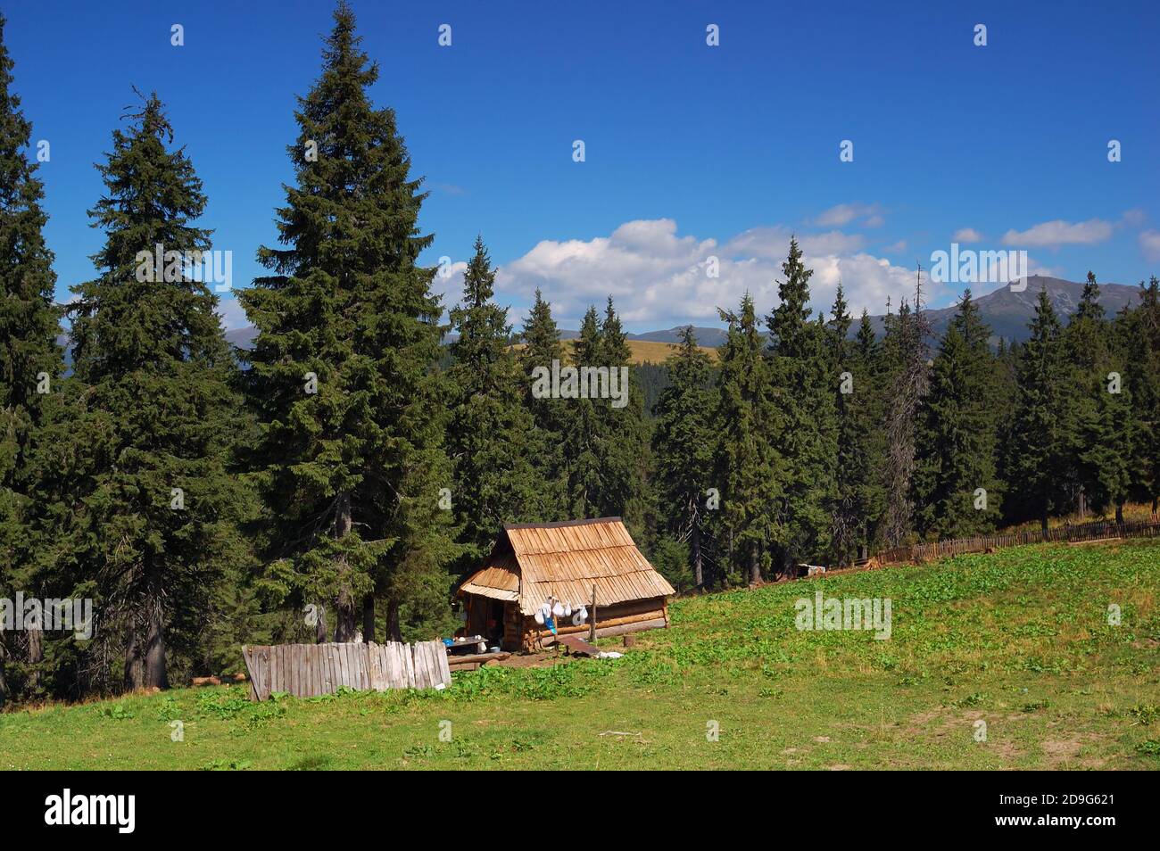 Pastori di case di legno in montagna. Paesaggio estivo con cielo blu Foto Stock
