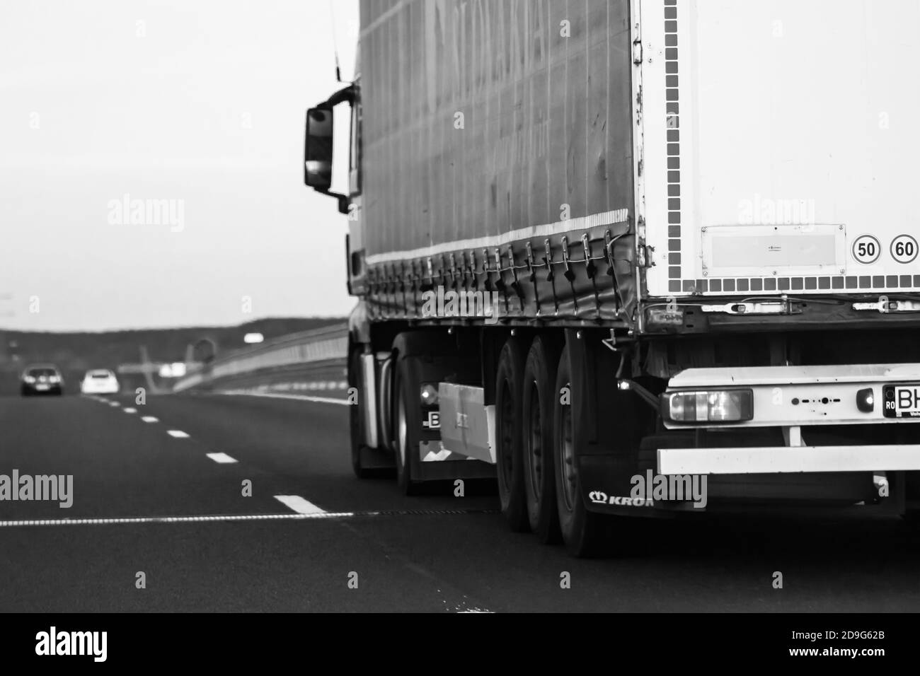 Foto in bianco e nero, concetto di movimento, camion europeo caricato in movimento su asfalto, concetto di trasporto e consegna. Bucarest, Romania, 20 Foto Stock