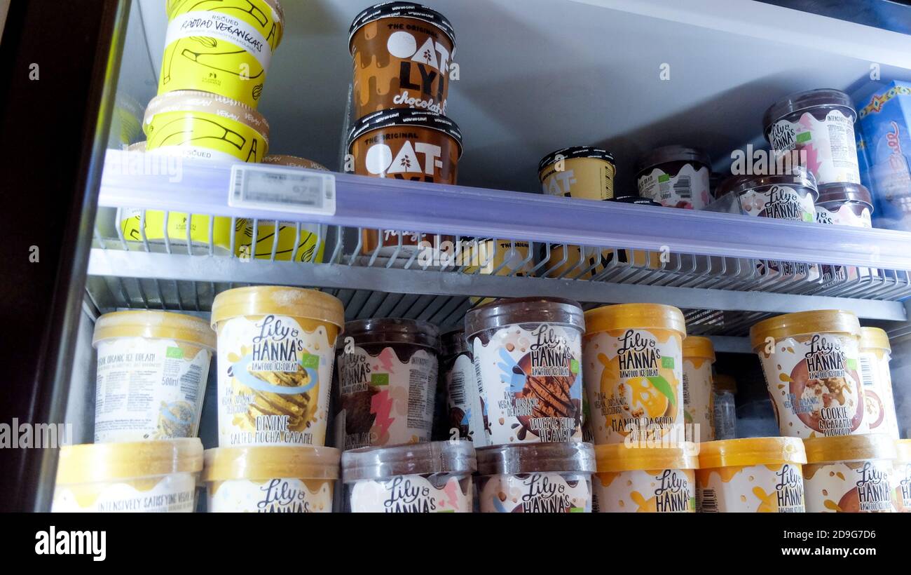 Vari gelati privi di vegano e lattosio in un negozio di generi alimentari conservare il ripiano del frigorifero Foto Stock