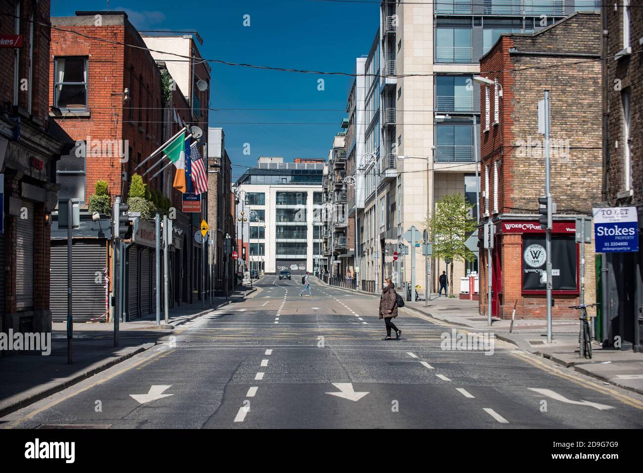 Una persona cammina attraverso Queen Street da Smithfield verso ovest durante il Lockdown a Dublino, Irlanda. Foto Stock