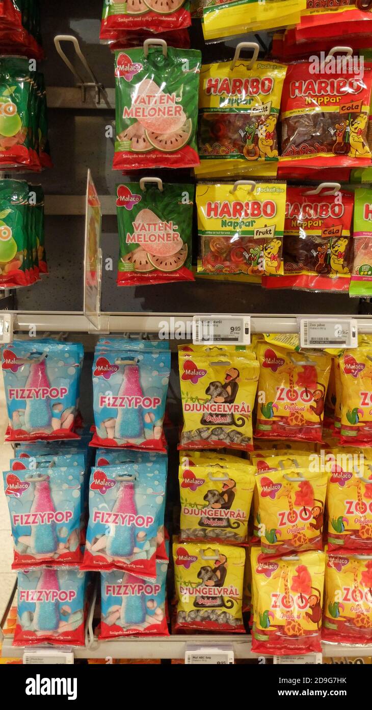 Varietà diversa di caramelle svedesi, chiamate « godis » in un negozio di  alimentari Foto stock - Alamy