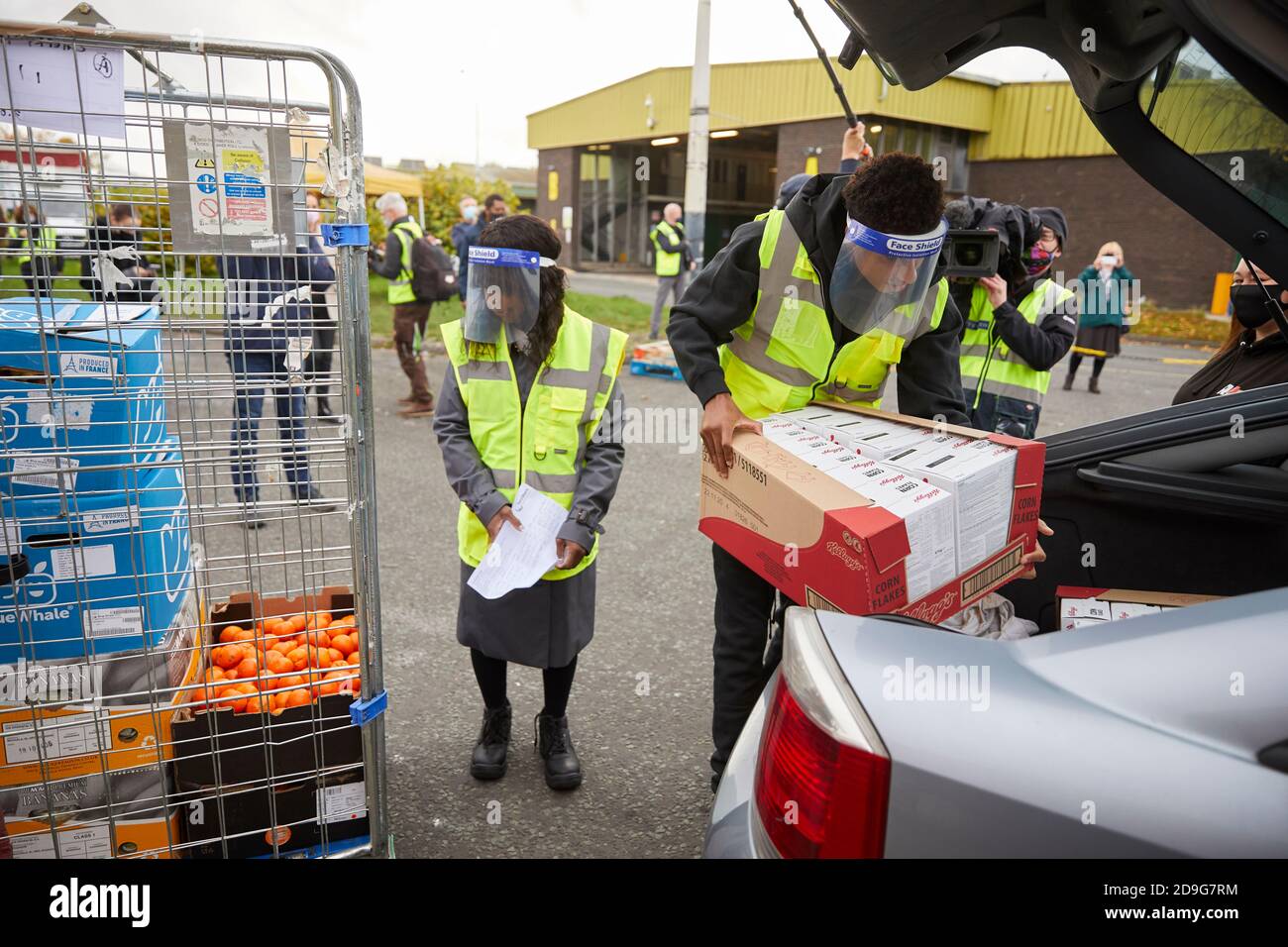 Marcus Rashford MBE e mamma Melanie visitano FareShare Greater Manchester al New Smithfield Market. Foto Stock