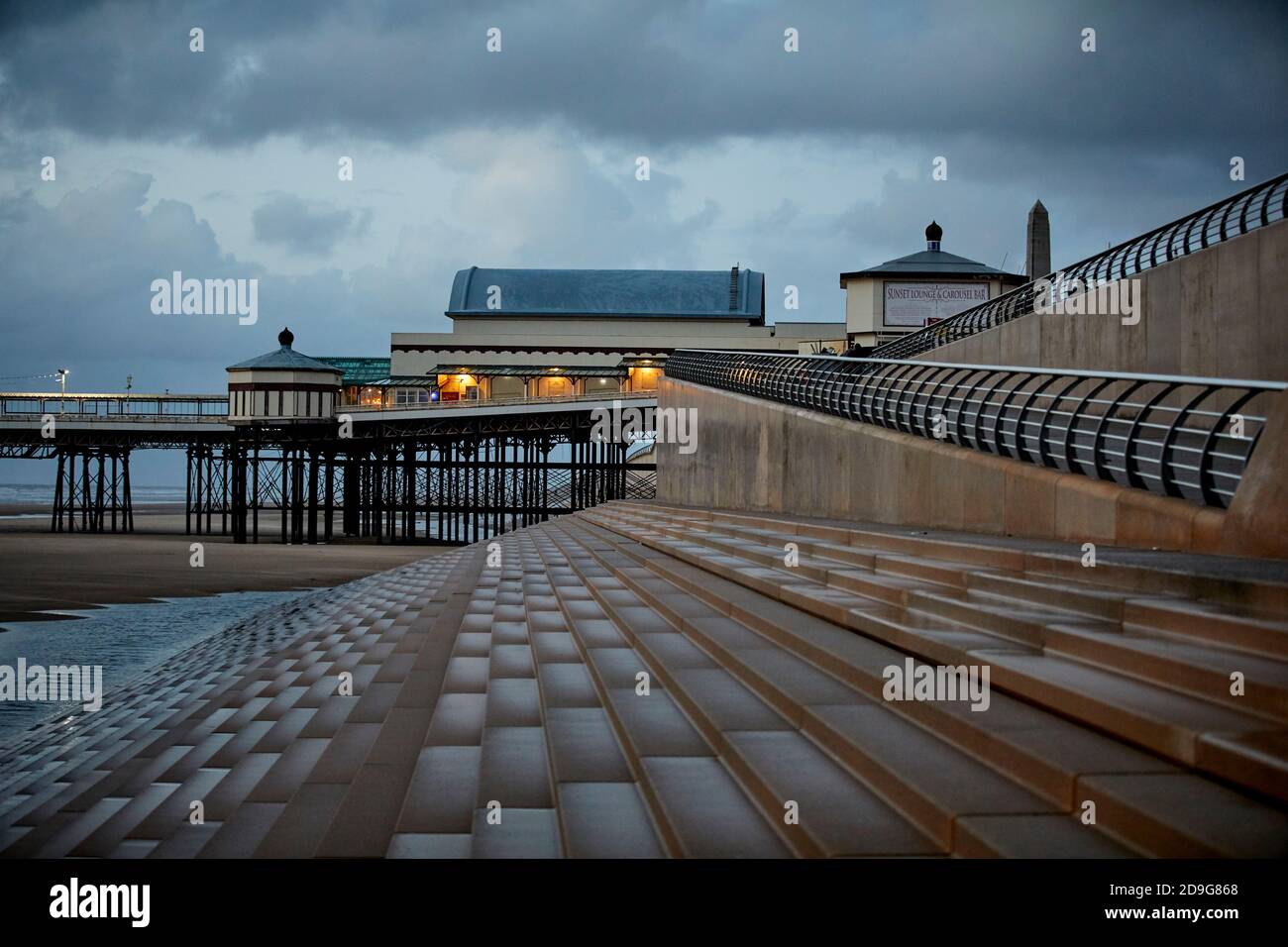 Molo nord di Blackpool in una serata d'autunno bagnata Foto Stock