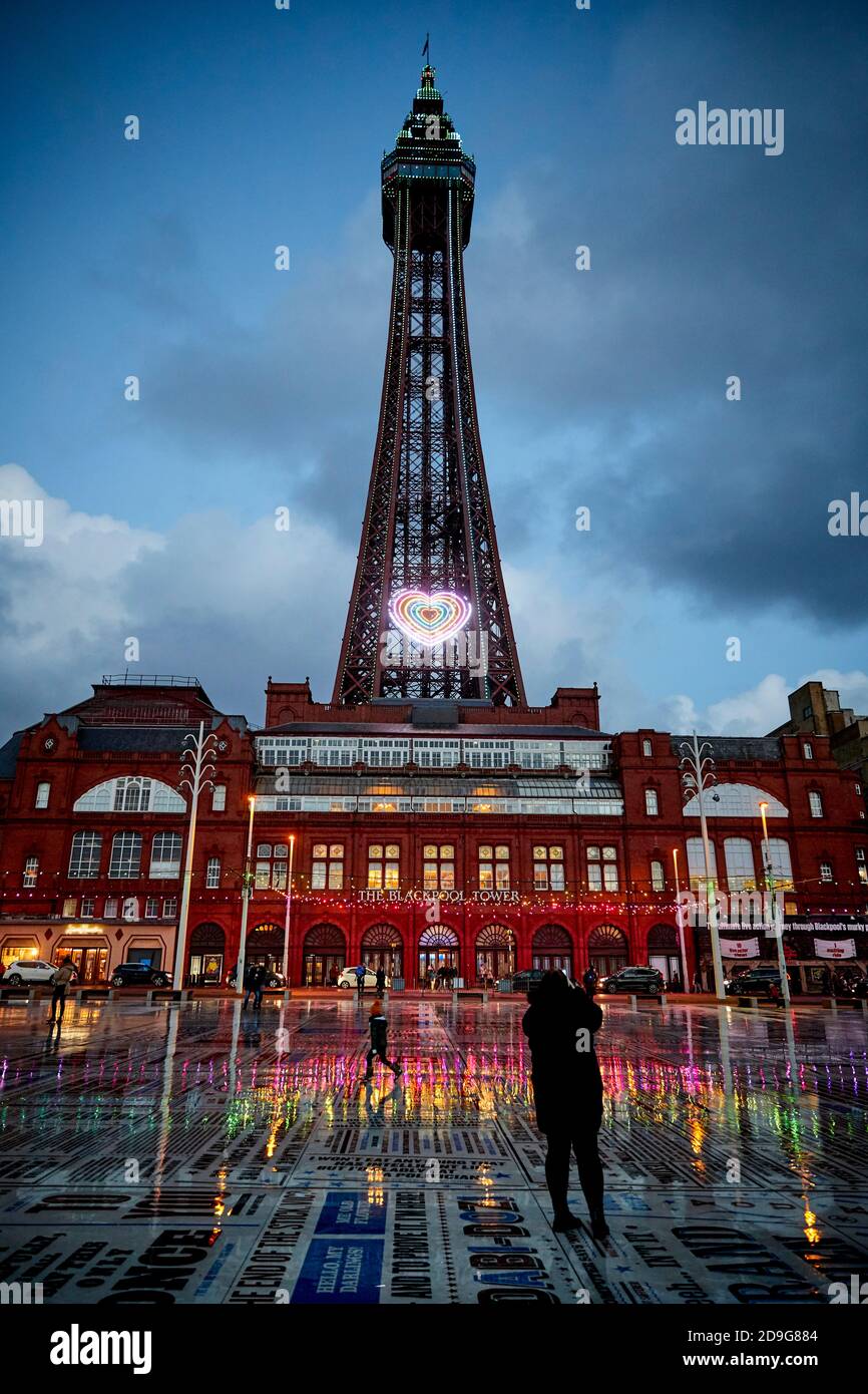 Blackpool torre in una serata d'autunno bagnata Foto Stock
