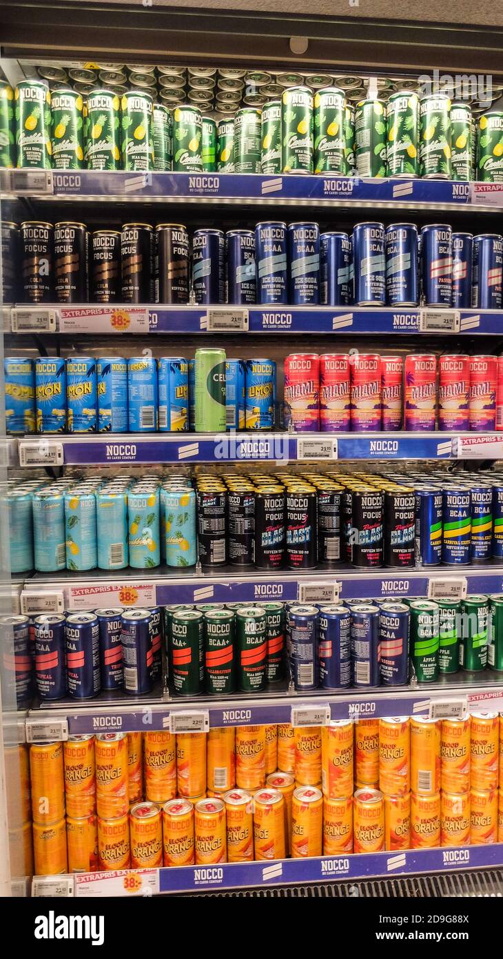 Ampia scelta di bevande energetiche in scatola in frigorifero Un negozio di alimentari svedese Foto Stock