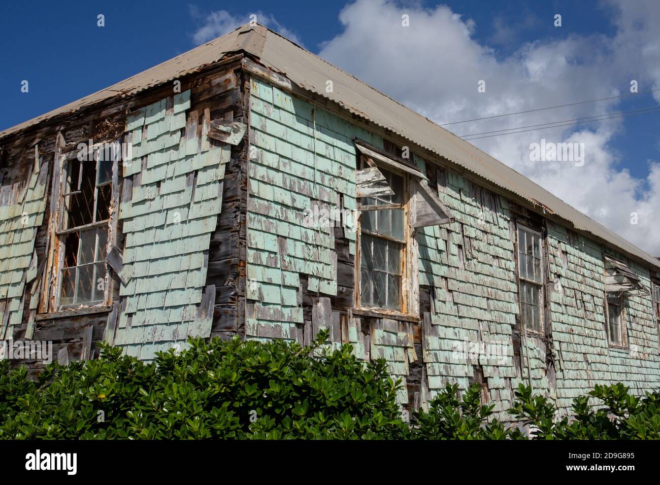 Vernice e scaglie di legno dalla casa abbandonata a Bridgetown, Barbados Foto Stock